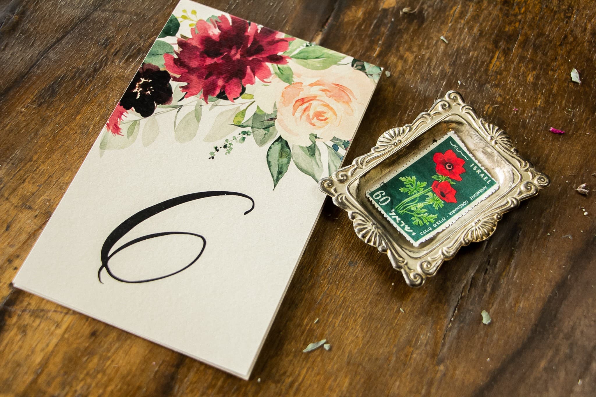 Numery na Stół Weselny z Burgundowymi Kwiatami Piwonii | Elegancka Numeracja Stołów | Topaz nr 3