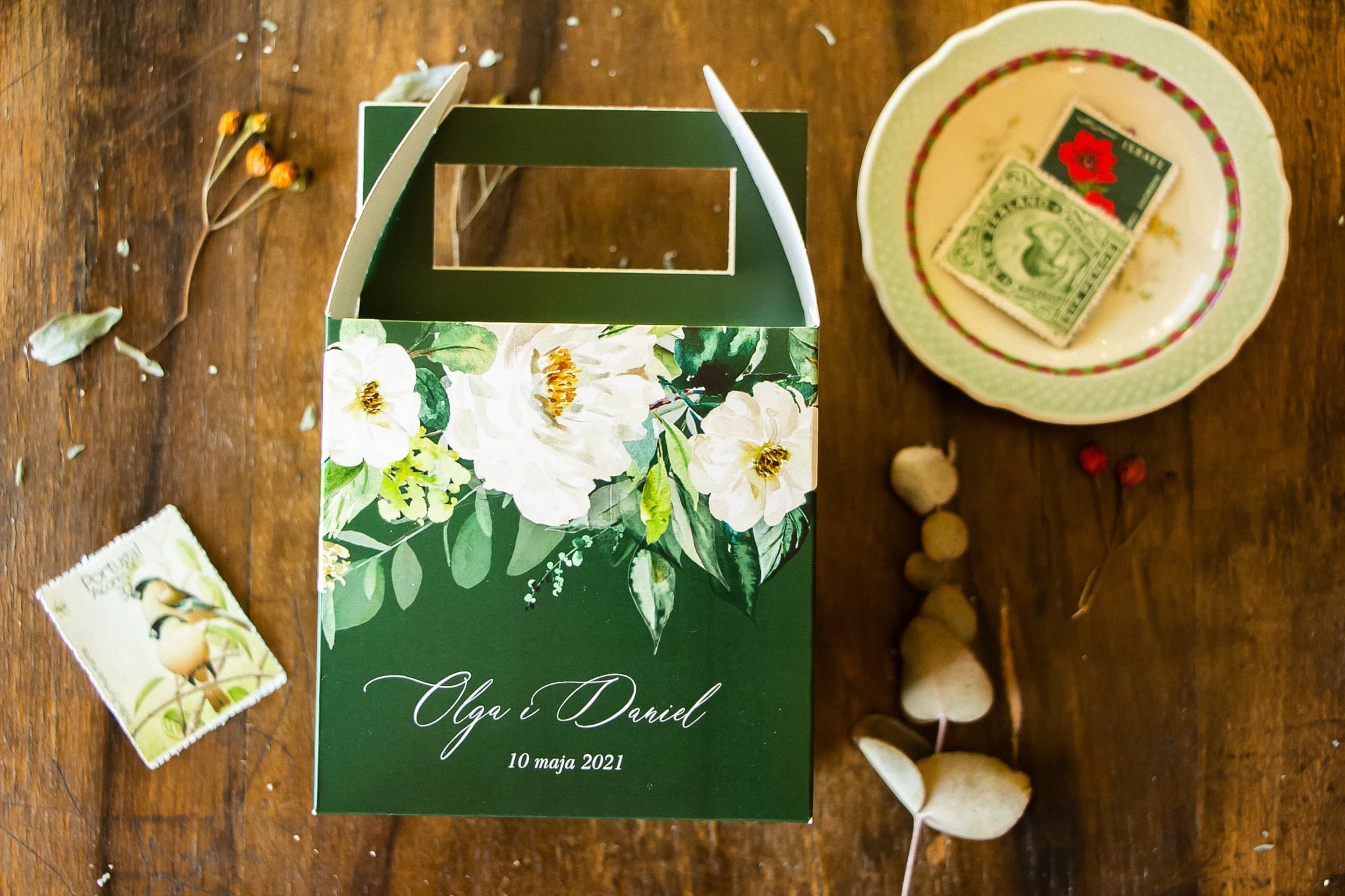 Pudełko na Ciasto Weselne Butelkowa Zieleń, Białe Kwiaty | Personalizowane Opakowania dla Gości | Topaz nr 2