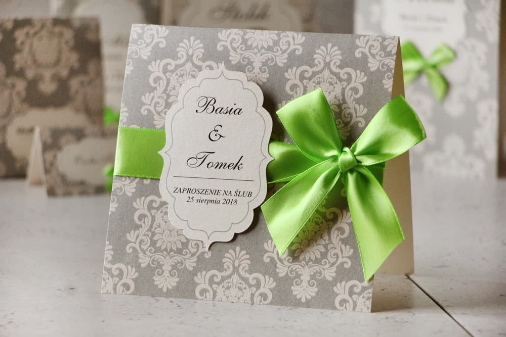 Eleganckie zaproszenia ślubne z ornamentami i zieloną kokardką na papierze perłowym – Ornament nr 4