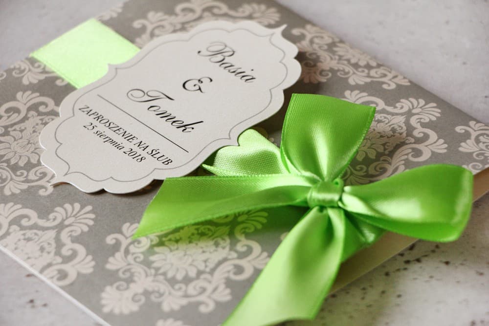 Eleganckie zaproszenia ślubne z ornamentami i zieloną kokardką na papierze perłowym – Ornament nr 4 - 3