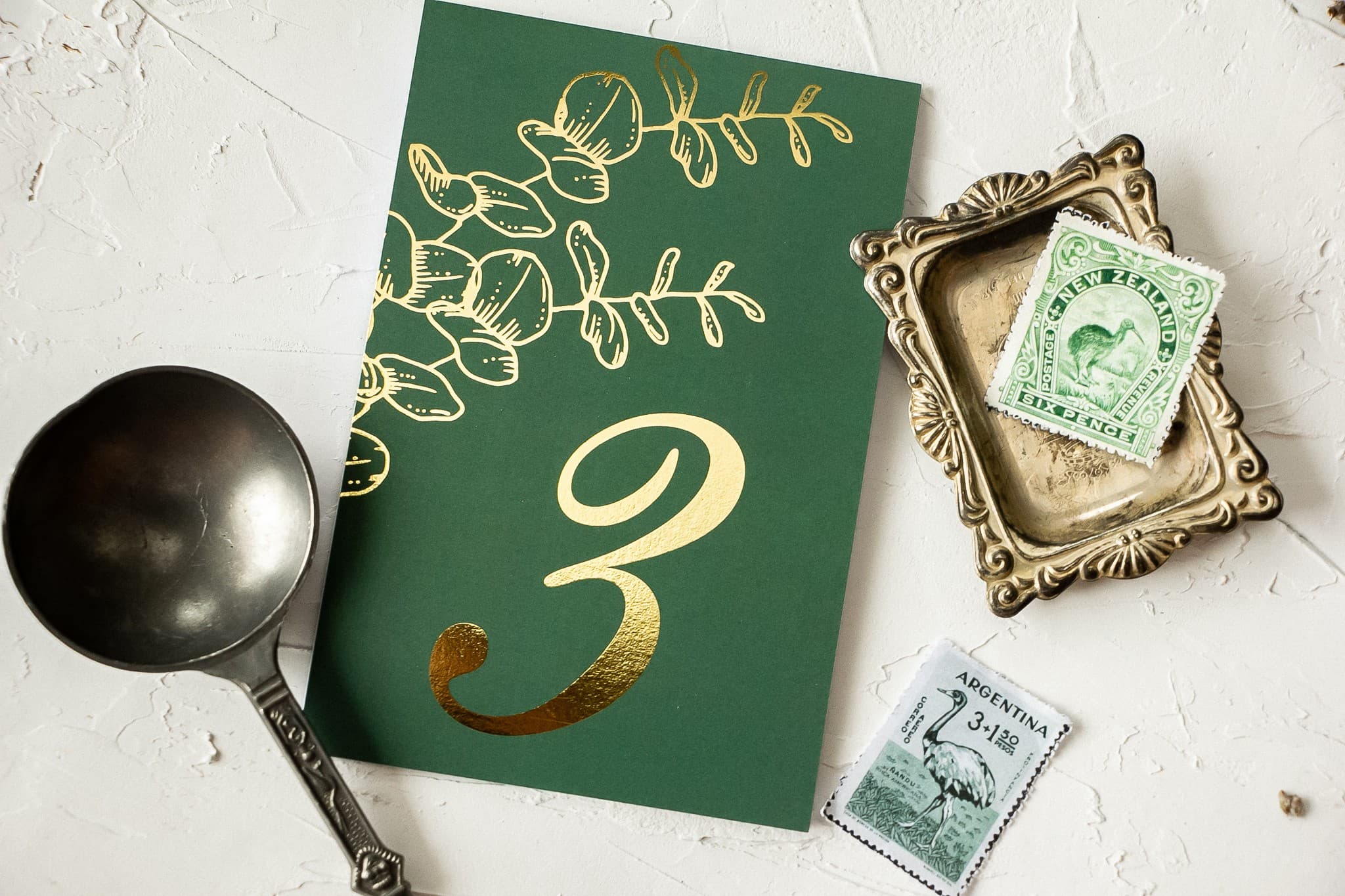 Złocone numery na stół Butelkowa Zieleń Eukaliptus | Numerki na stół weselny stojące | Pattern nr 2