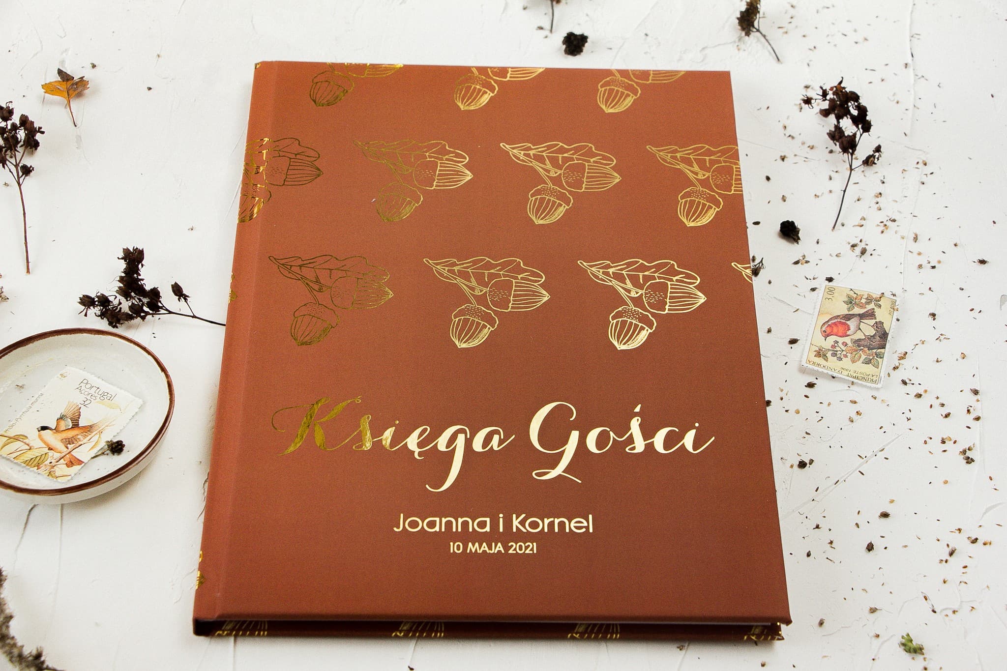 Brązowa Księga Gości Złocone Kwiaty, Personalizowana | Elegancka Pamiątka Ślubna A4 | Pattern Nr 1