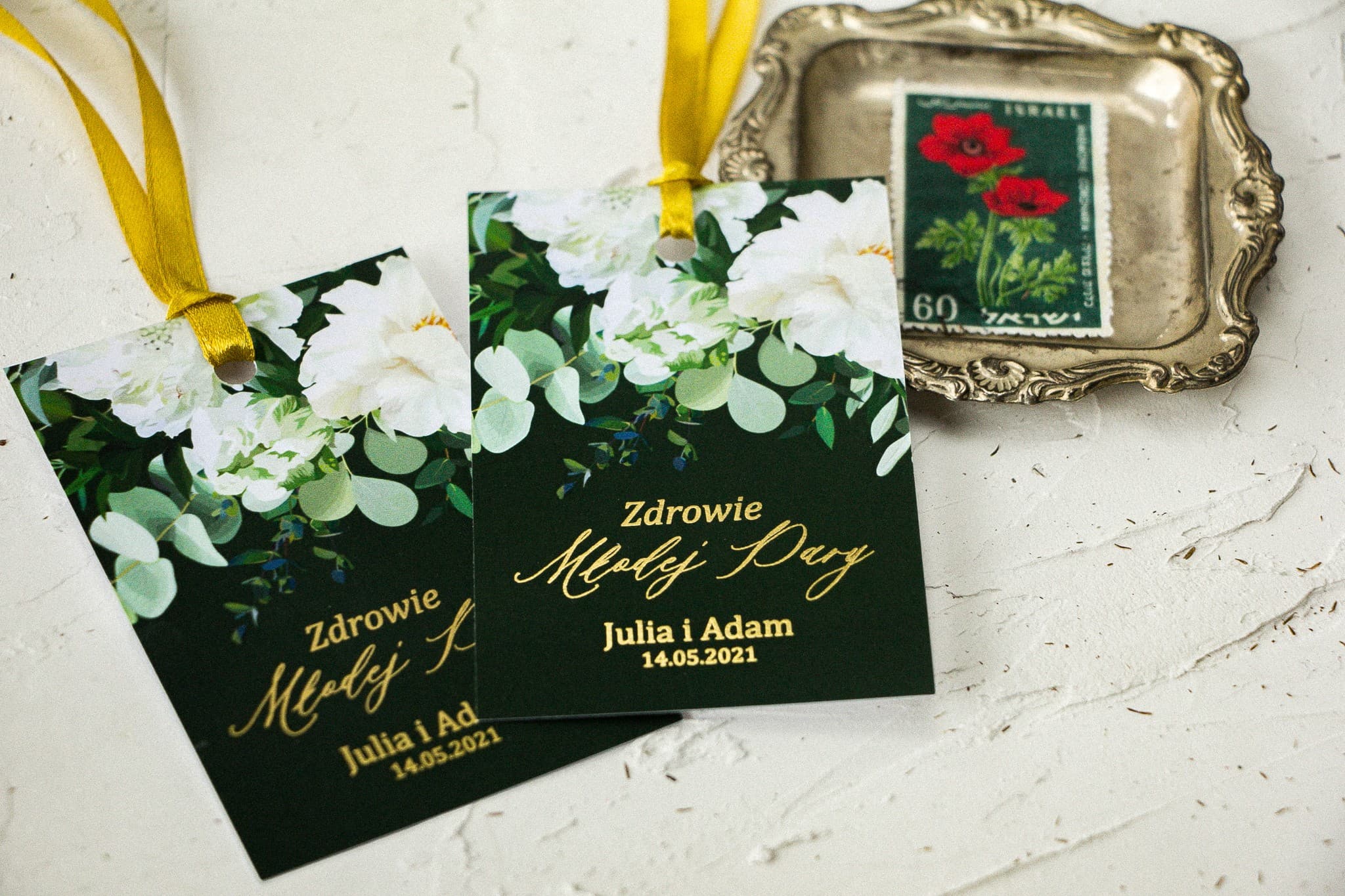 Złocone zawieszki na wódkę weselną z białymi kwiatami | Eleganckie etykiety na alkohol | Szafirowe nr 6