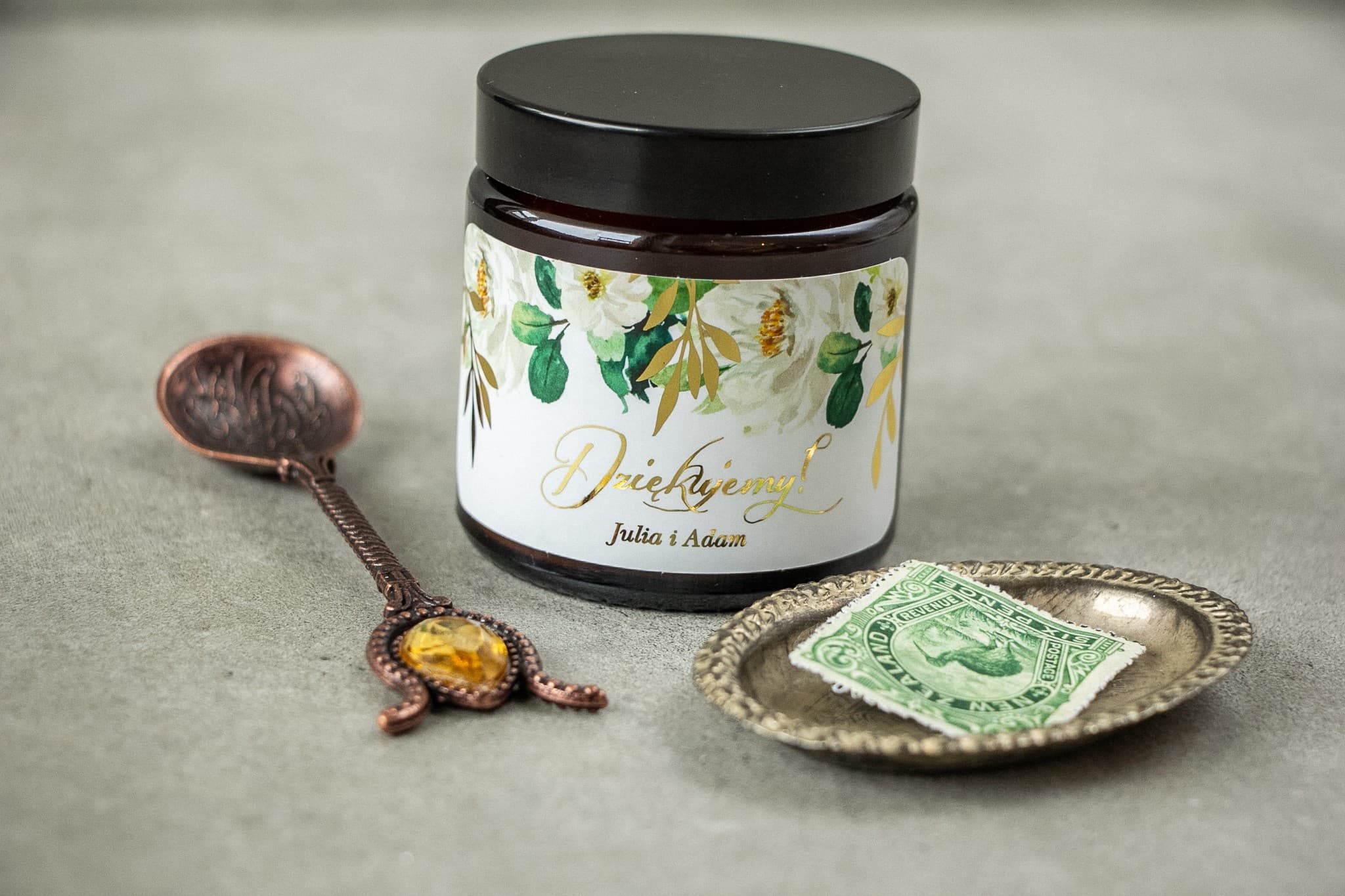 Świeczka Sojowa Rubin nr 1 – Złocona Etykieta i Podziękowanie dla Gości