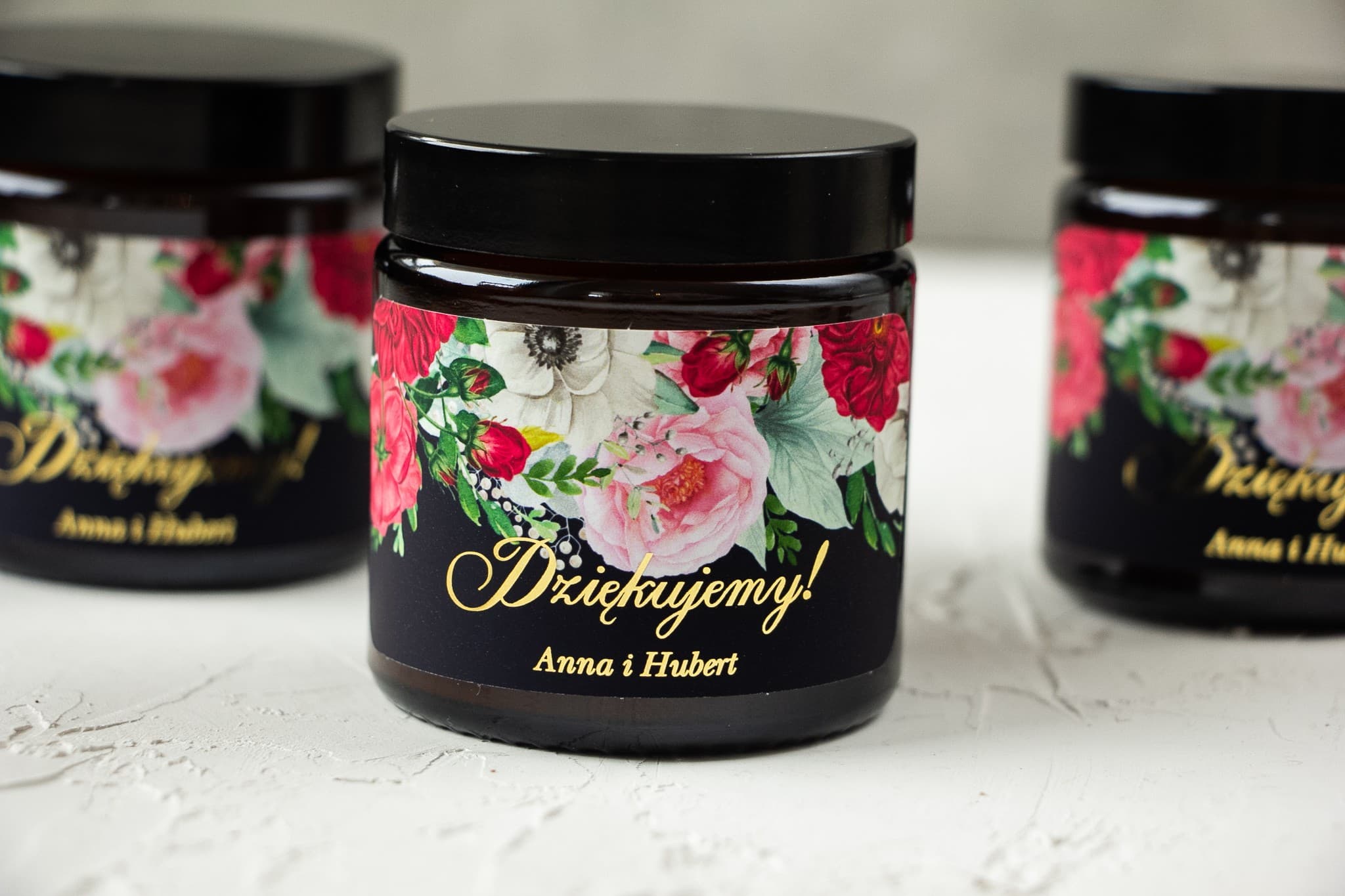 Świeczka Sojowa Szafirowe nr 4 – Złocona z Piwoniami i Podziękowanie dla Gości