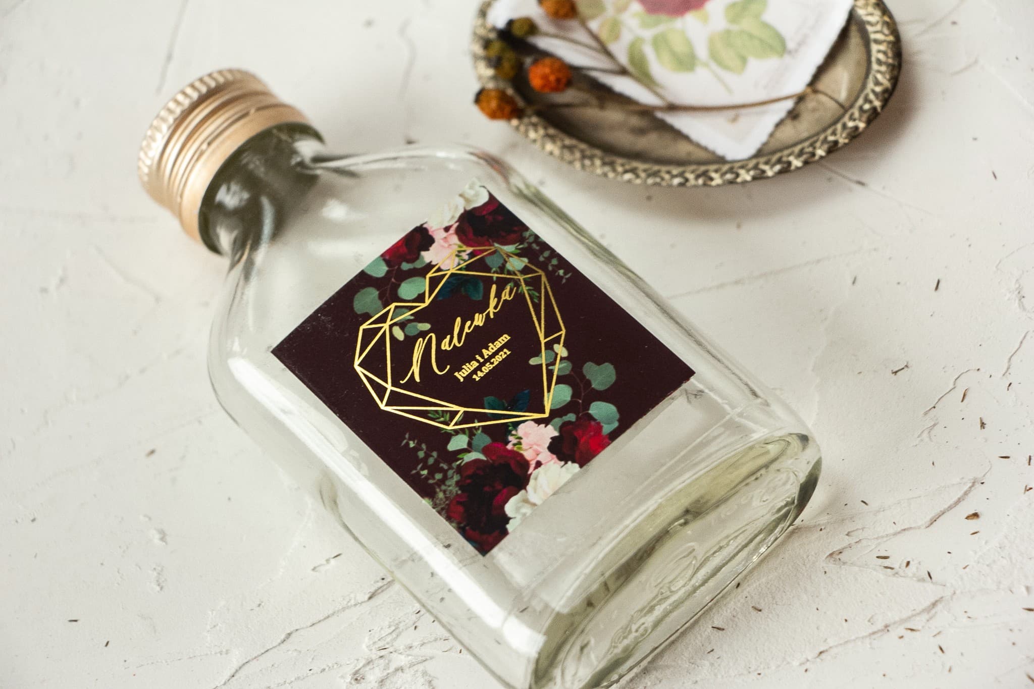 Podziękowania dla gości w formie buteleczki na nalewki z czerwoną różą i złoceniem Szafirowe nr 9 - 2