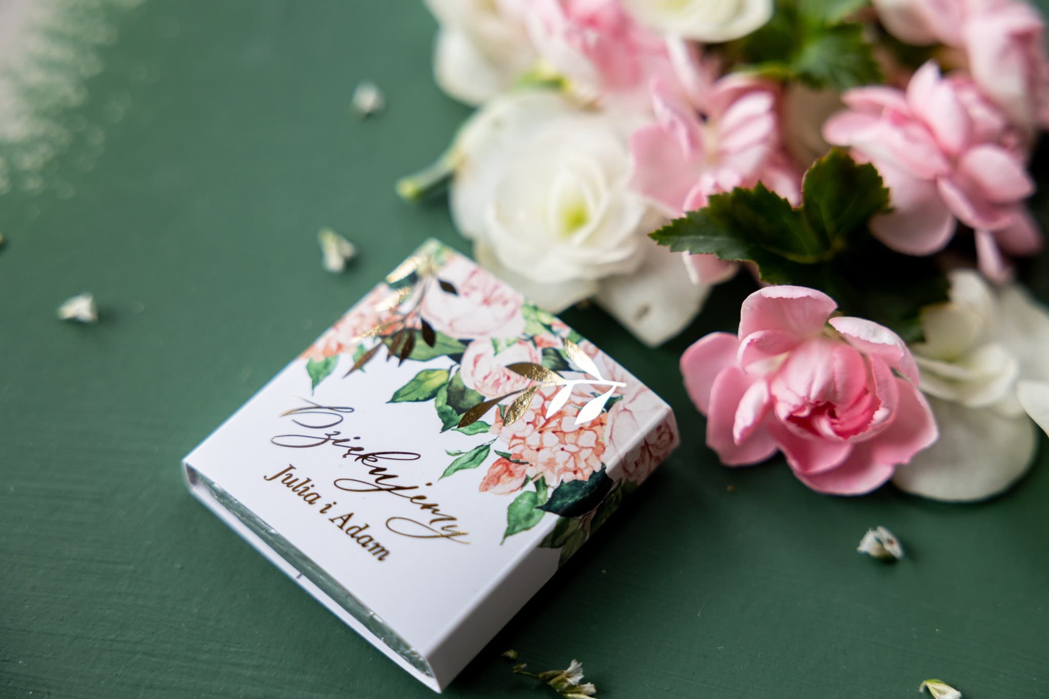 Podziękowania dla gości – czekoladki złocone z piwoniami i hortensją Rubin nr 10