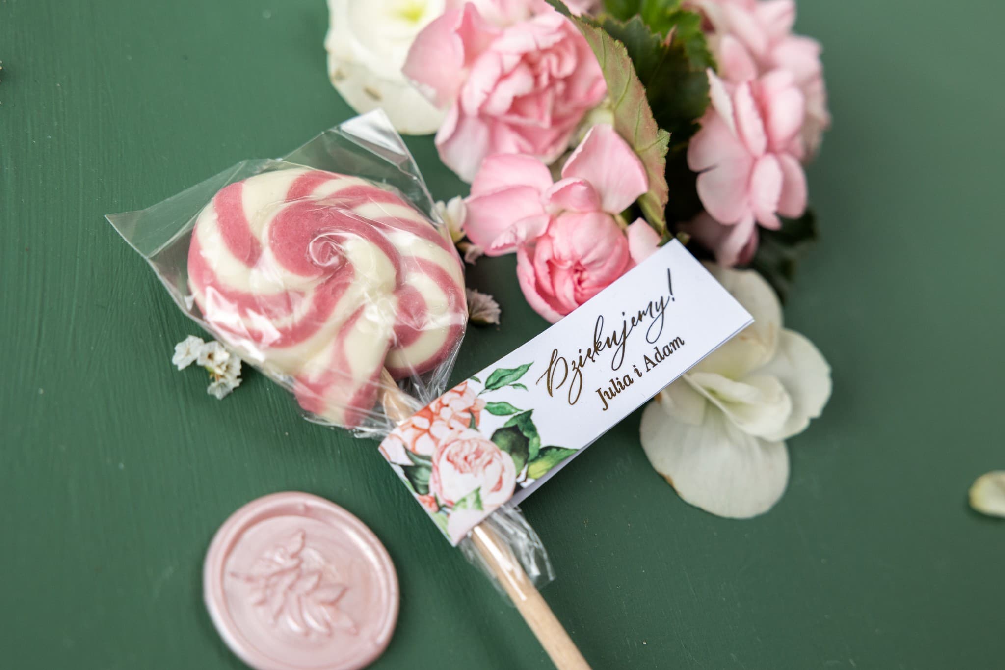 Podziękowania dla gości złocone lizaki z różowymi piwoniami w stylu glamour Rubin 10