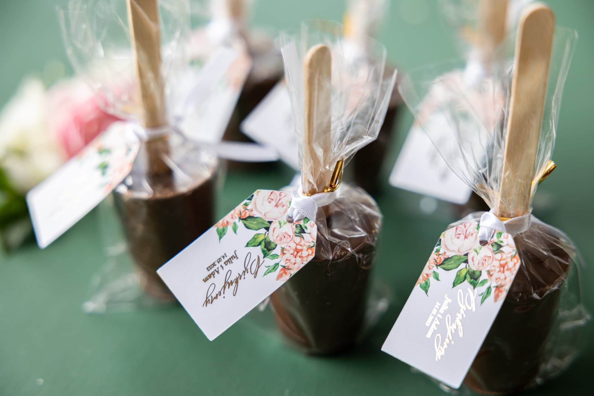 Podziękowania dla gości – czekolada na patyku z różowymi piwoniami i złoceniem Rubin 10