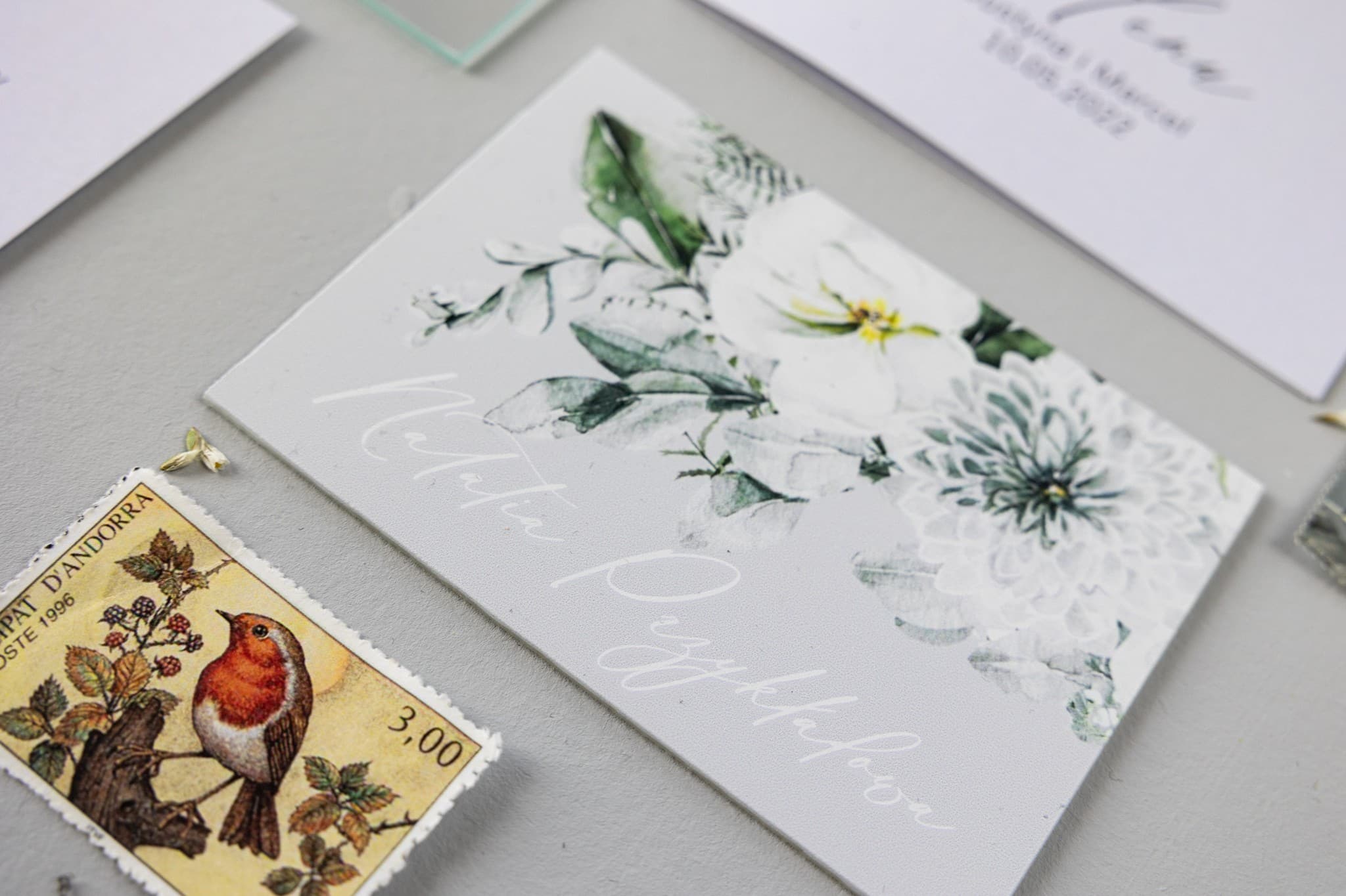 Winietki Ślubne Soft nr 4 – Szklane Wizytówki na Stół z Białym Motywem Roślinnym