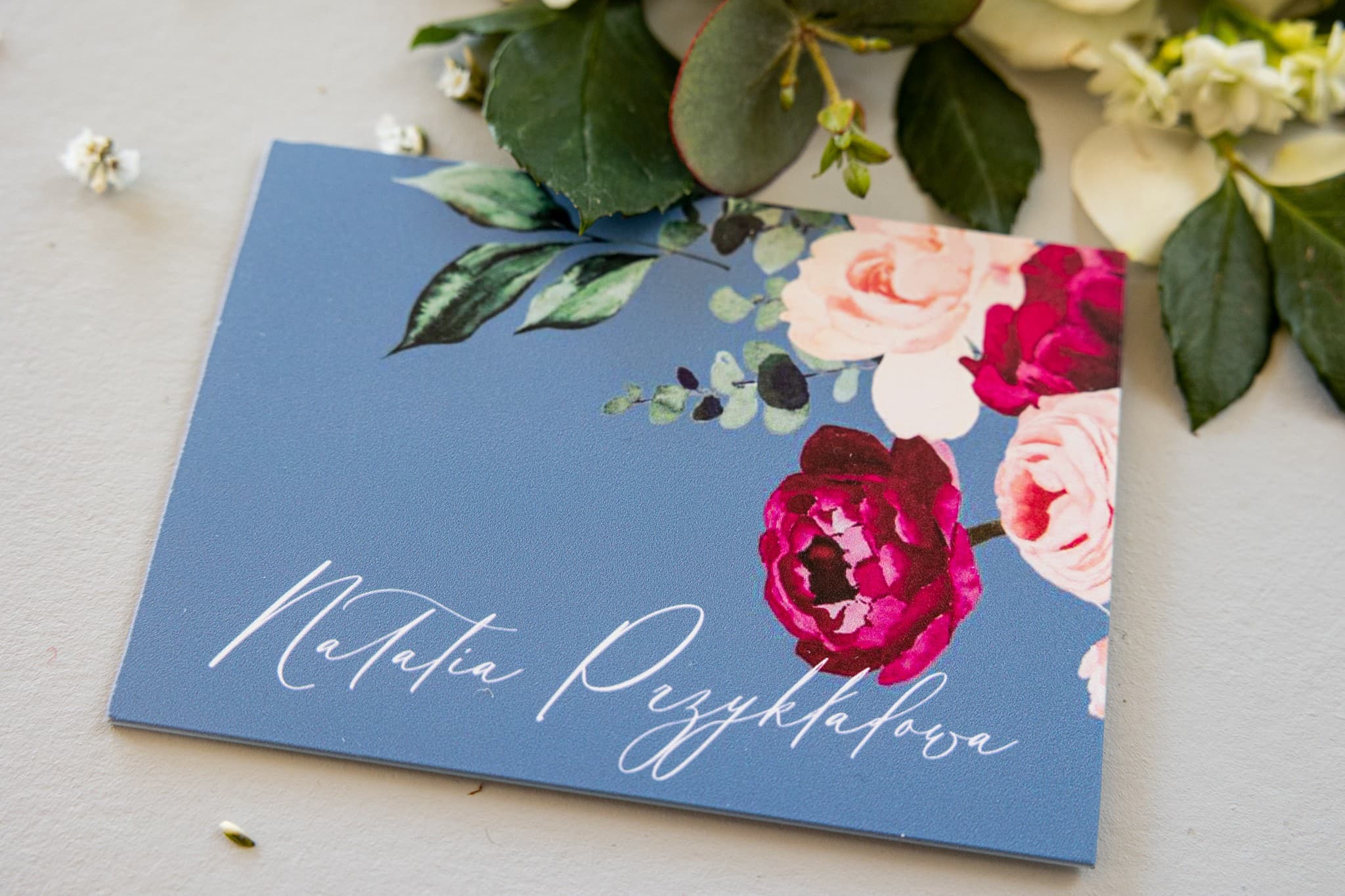 Winietki Ślubne Soft nr 6 – Szklane Wizytówki na Stół z Piwoniami i Motywem Dusty Blue