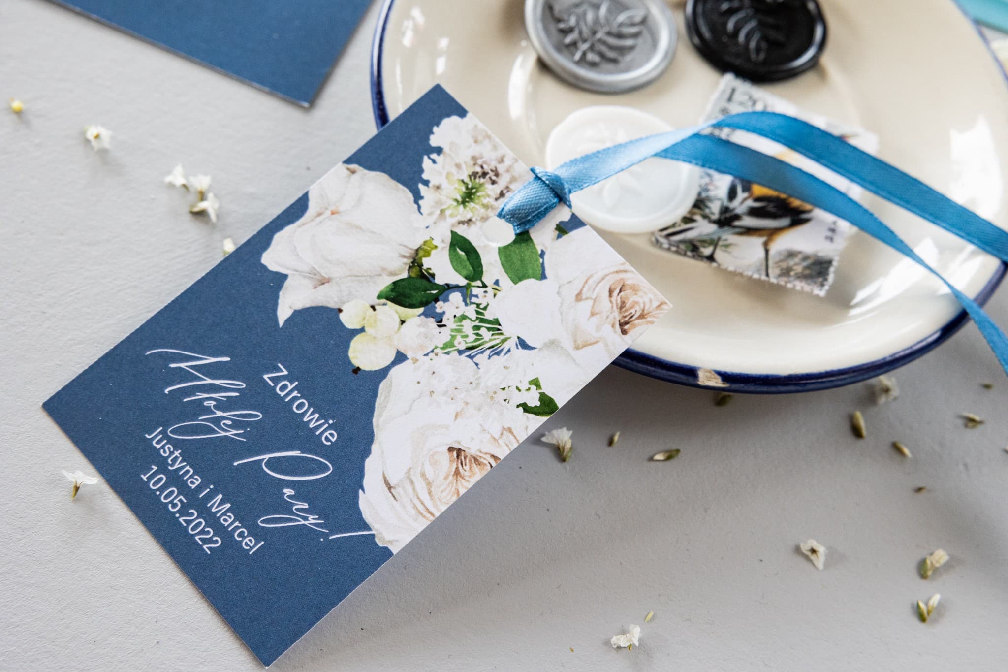 Zawieszki na Wódkę Weselną Dusty Blue z Piwoniami | Eleganckie Zawieszki na Alkohol | Soft nr 5