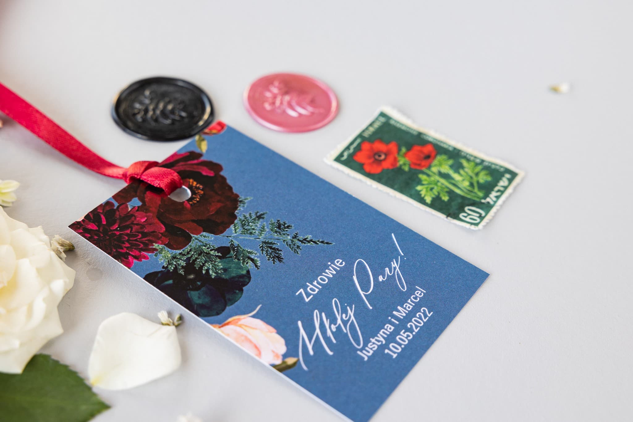 Zawieszki na wódkę dusty blue z burgundową piwonią | Personalizowane etykiety na alkohol | Soft nr 6