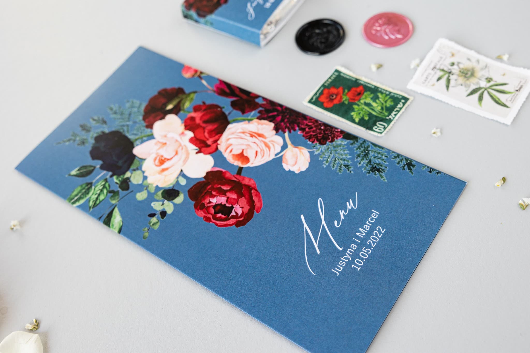 Menu Weselne Dusty Blue z Piwoniami | Składana Karta Dań na Stół Ślubny | Soft nr 6