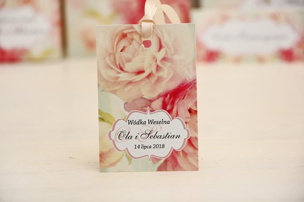 Zawieszki na wódkę z motywem piwonii, pastelowe, personalizowane | Eleganckie zawieszki na alkohol weselny | Felicja nr 2