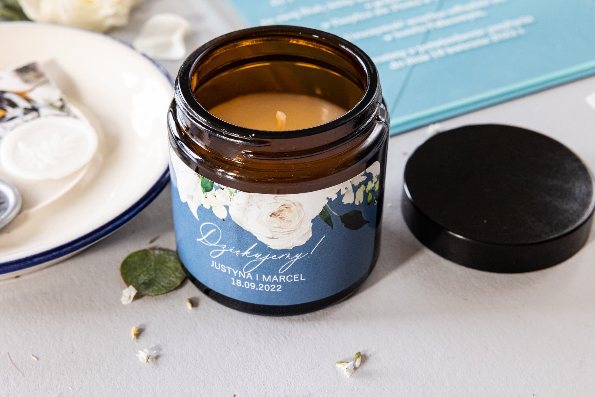 Świeczka Sojowa Dusty Blue z Piwoniami, Własna Etykieta | Podziękowania dla Gości Weselnych | Soft nr 5