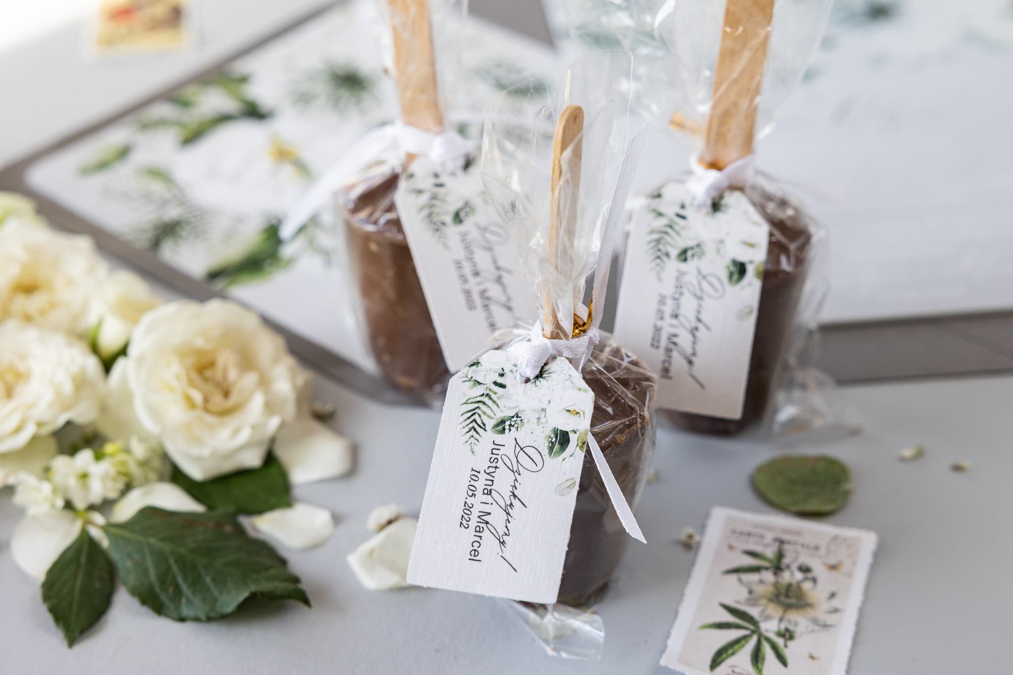 Czekolada na patyku ze złoconą przywieszką, motyw astrów | Słodkie podziękowania dla gości weselnych | Soft nr 4