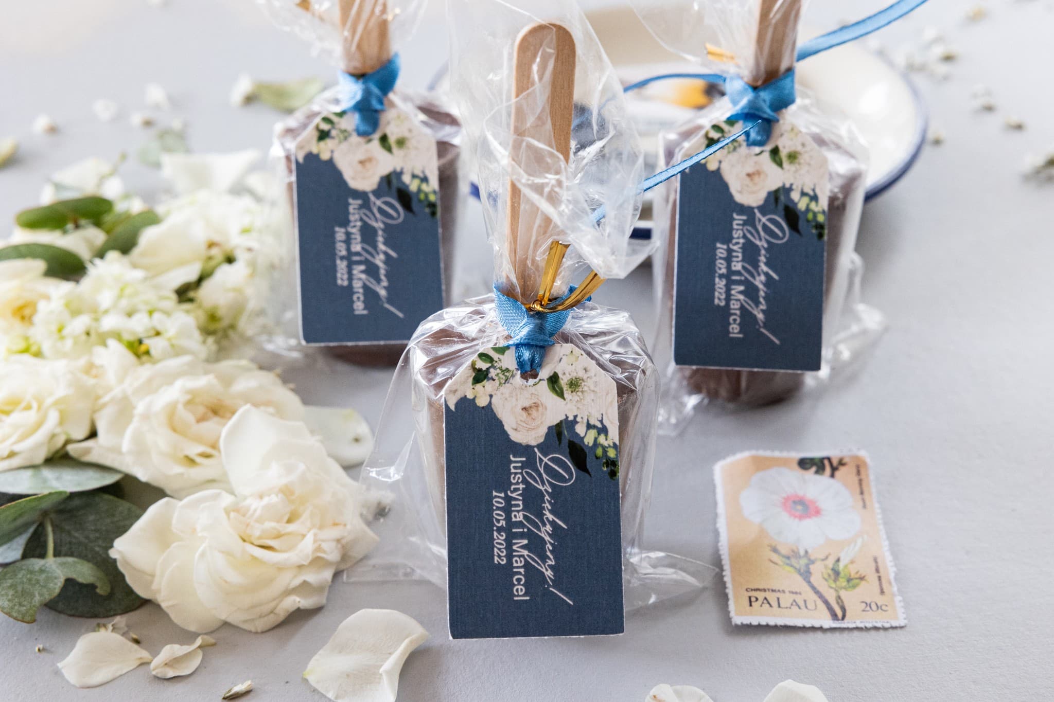 Czekolada na patyku z motywem kwiatów dusty blue | Słodkie podziękowania dla gości weselnych | Soft nr 5