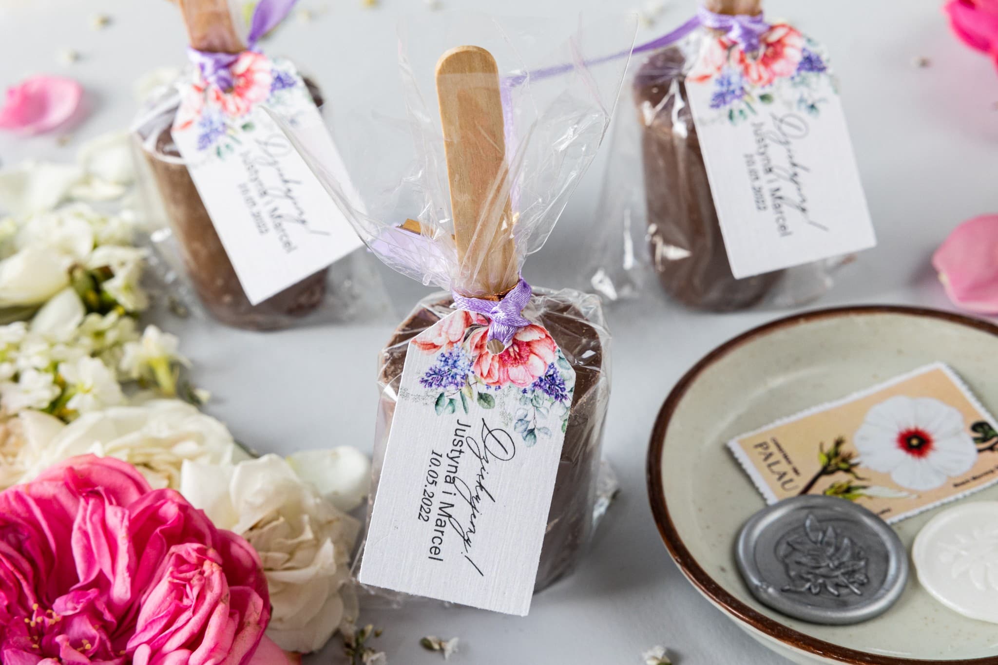 Czekolada na patyku z piwonią, złocona | Podziękowania dla gości weselnych, słodkie upominki | Soft nr 7