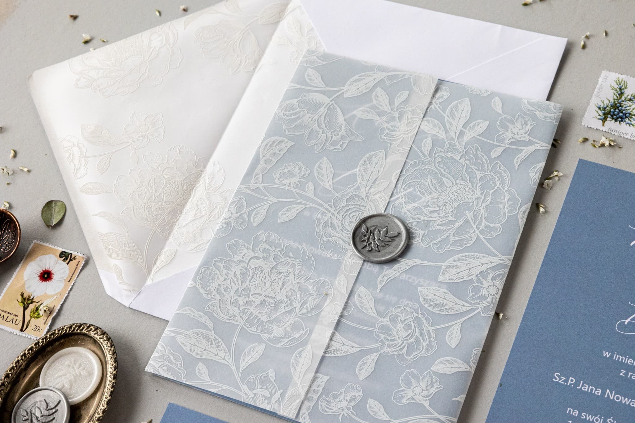 Próbka zaproszenia ślubnego z kalką i złoceniem w niebieskie piwonie Nefryt nr 2