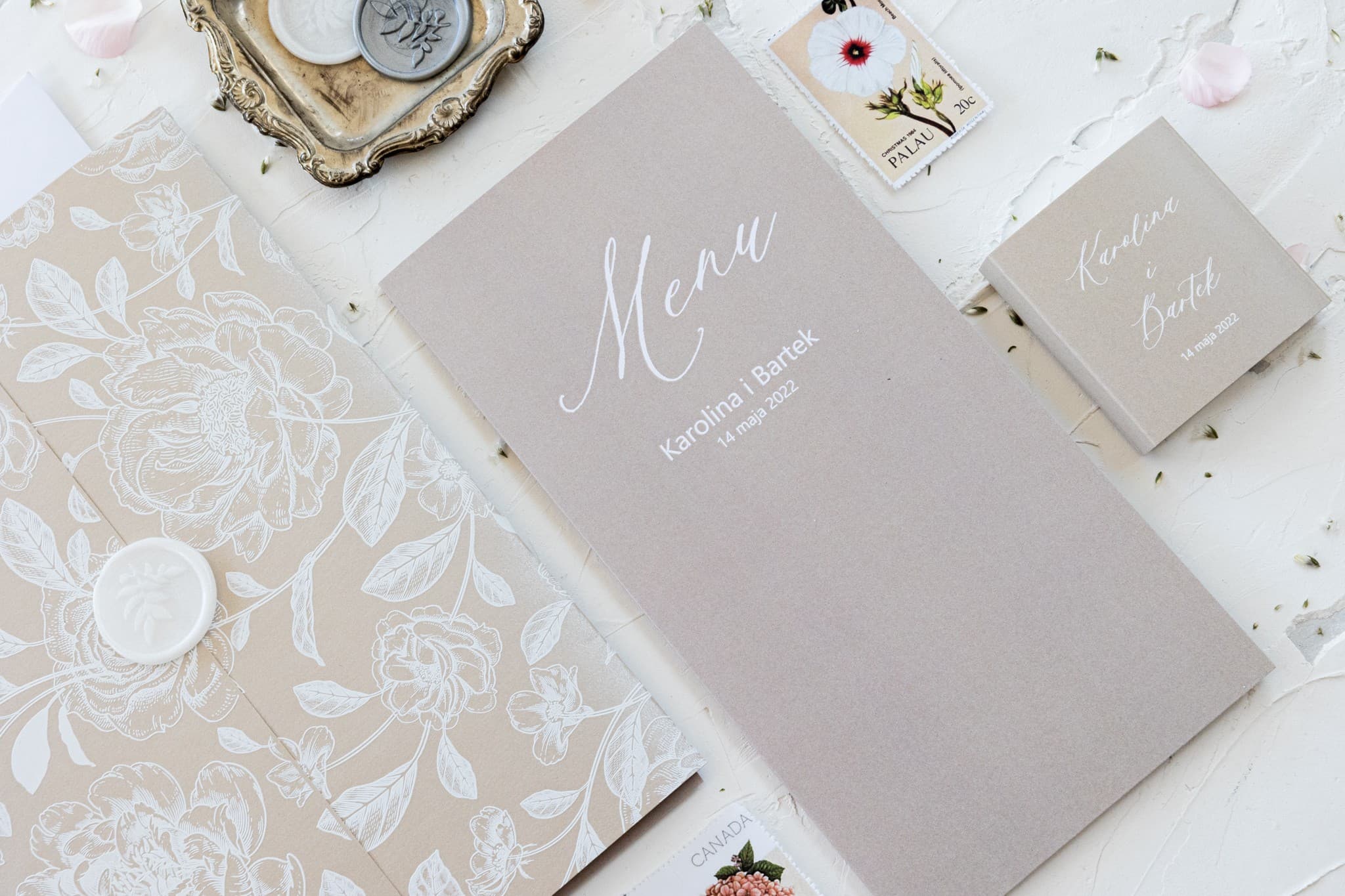 Eleganckie menu weselne beżowe stojące na stół | Personalizowana karta menu glamour | Nefryt nr 4