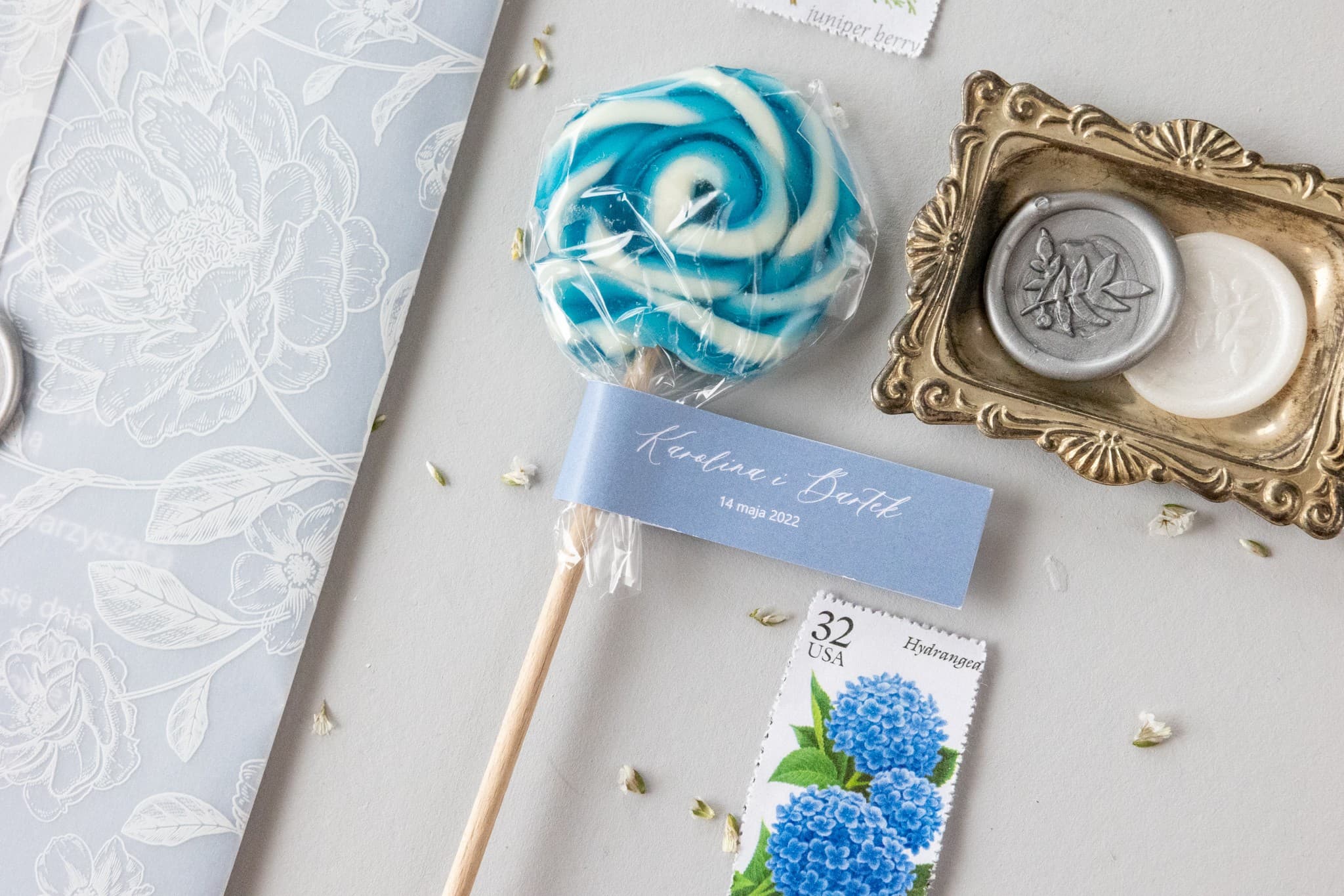 Personalizowane Lizaki Dusty Blue na Wesele | Podziękowania dla Gości, Słodkie Upominki | Nefryt nr 2