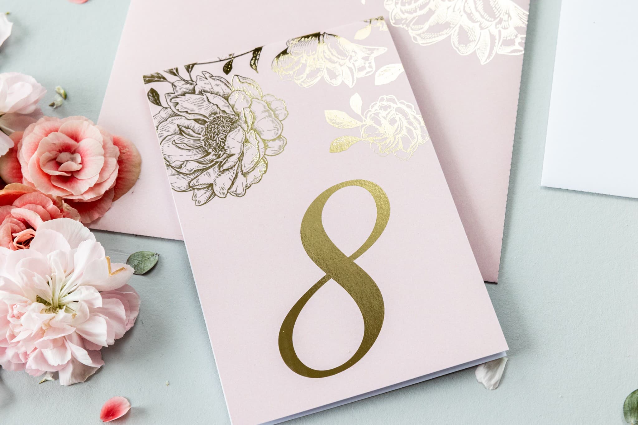 Eleganckie Numery na Stół Złocone z Piwonią, Pudrowy Róż | Numerki Weselne Stojące | Onyks nr 1