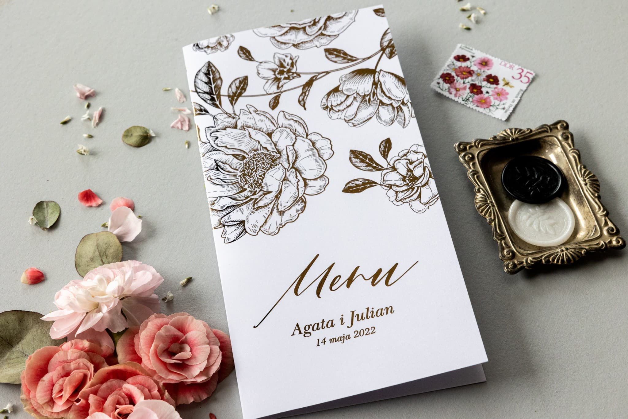 Eleganckie menu weselne ze złotymi piwoniami, złocone litery | Menu na wesele, karta dań na stół | Onyks nr 3