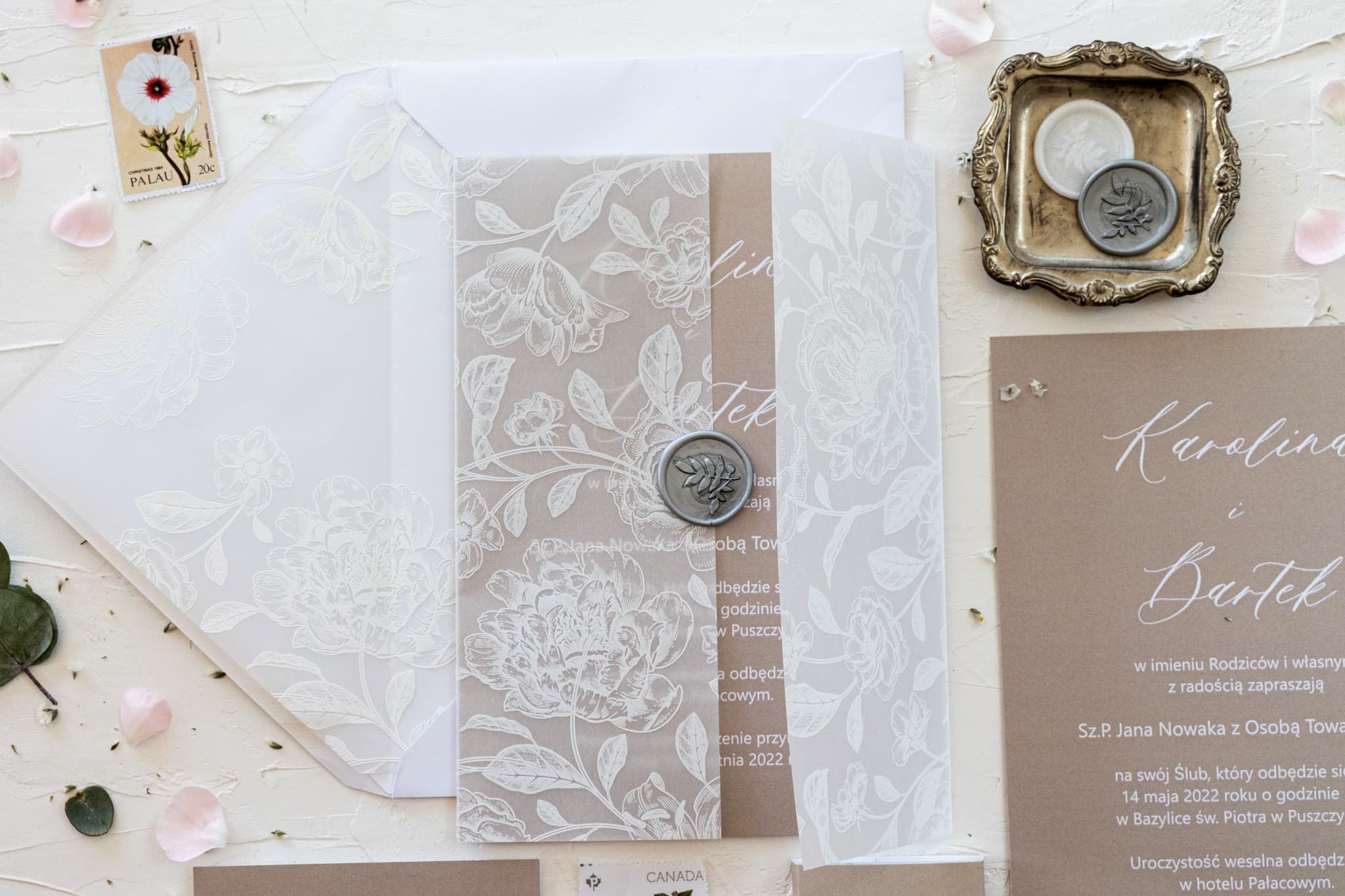 Zaproszenia ślubne z beżowymi piwoniami i ozdobną kalką – Nefryt nr 4 - 5