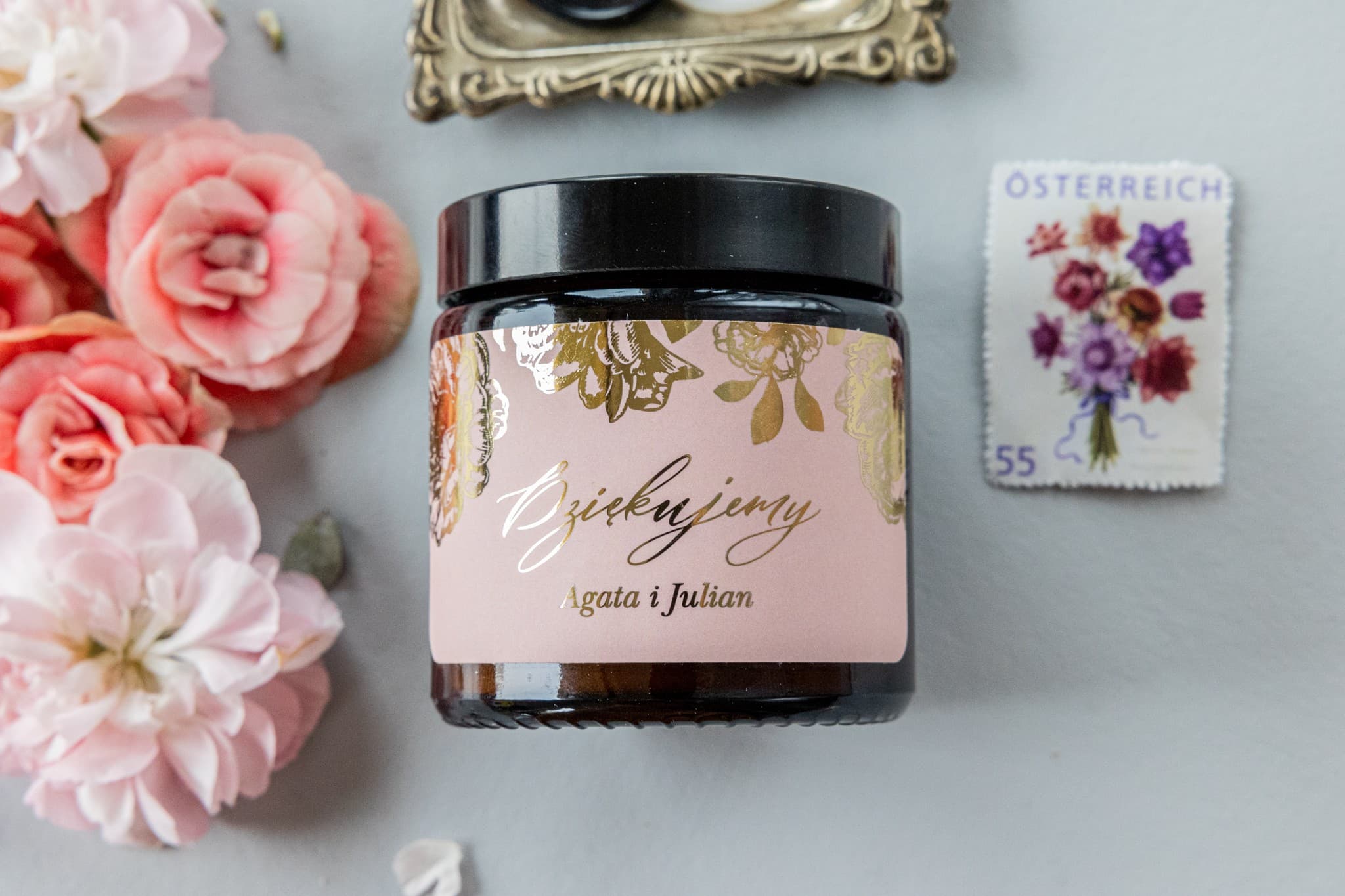 Świeczka Sojowa z Różową Etykietą i Złotą Piwonią | Eleganckie Podziękowania dla Gości Weselnych | Onyks nr 1