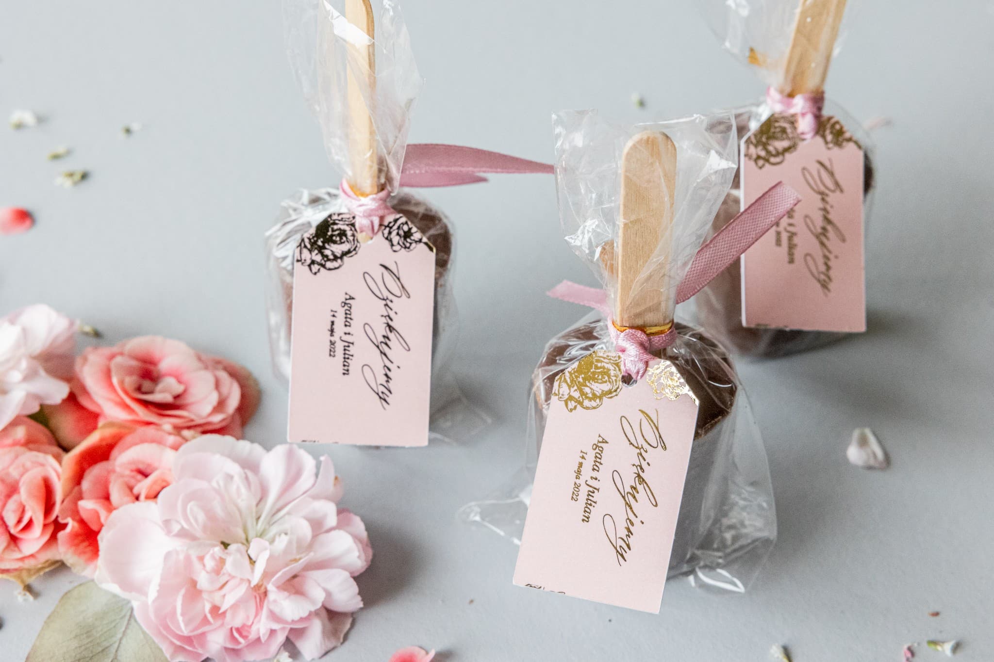 Chocosticks ze Złoconą Piwonią | Słodkie podziękowania dla gości weselnych, czekolada na patyku | Onyks nr 1