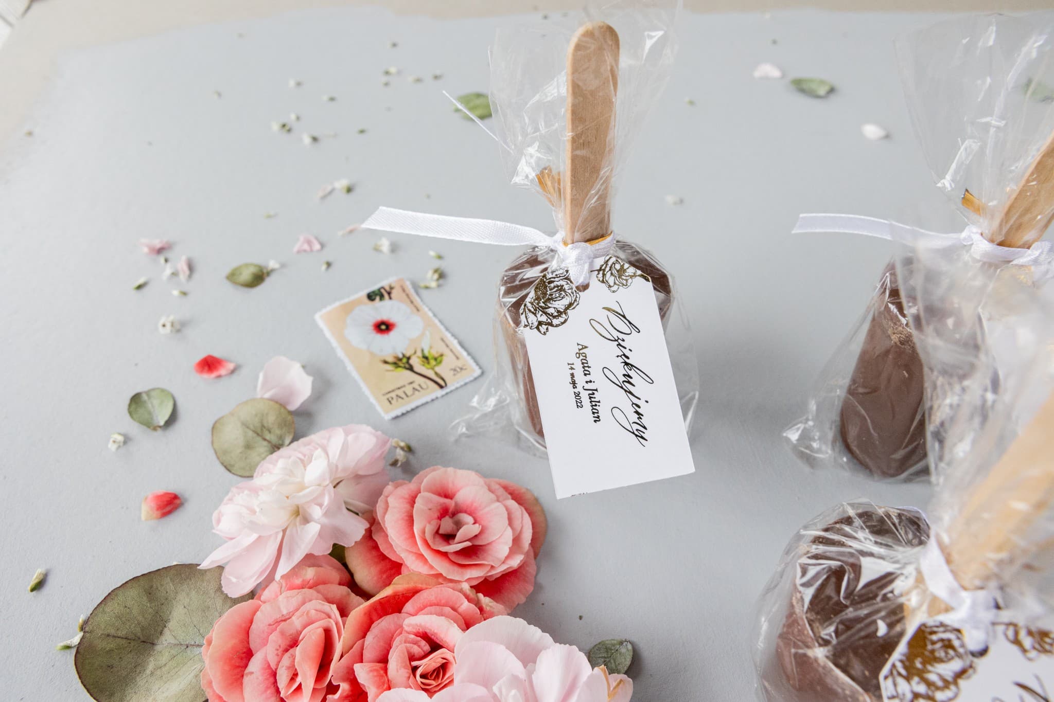 Czekolada na Patyku ze Złoconą Grafiką Piwonii | Eleganckie Podziękowania dla Gości Weselnych | Onyks nr 3