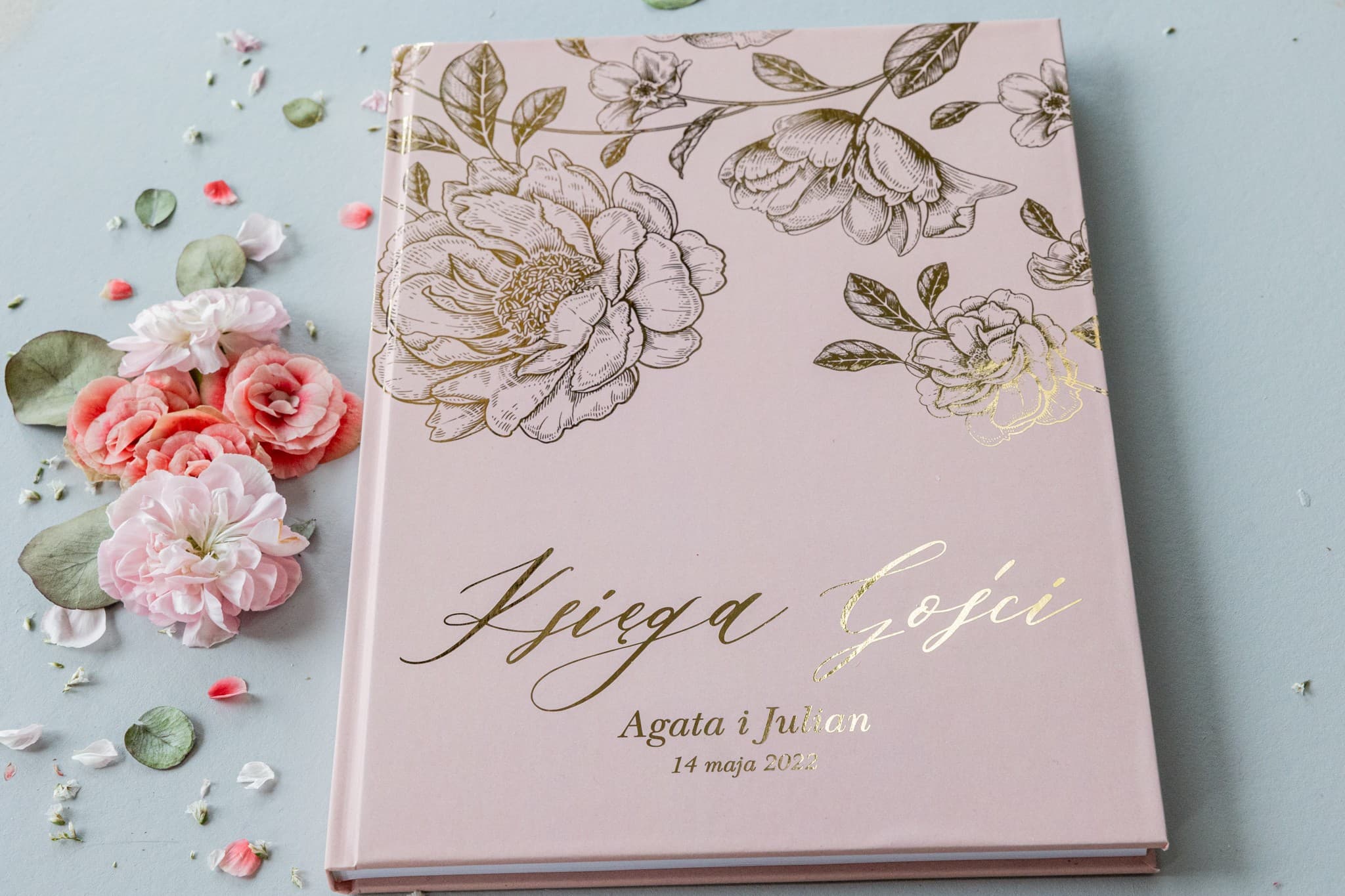 Elegancka Księga Gości Pudrowy Róż, Złota Piwonia | Personalizowana Księga Wpisów Weselnych A4 | Onyks nr 1 - 2