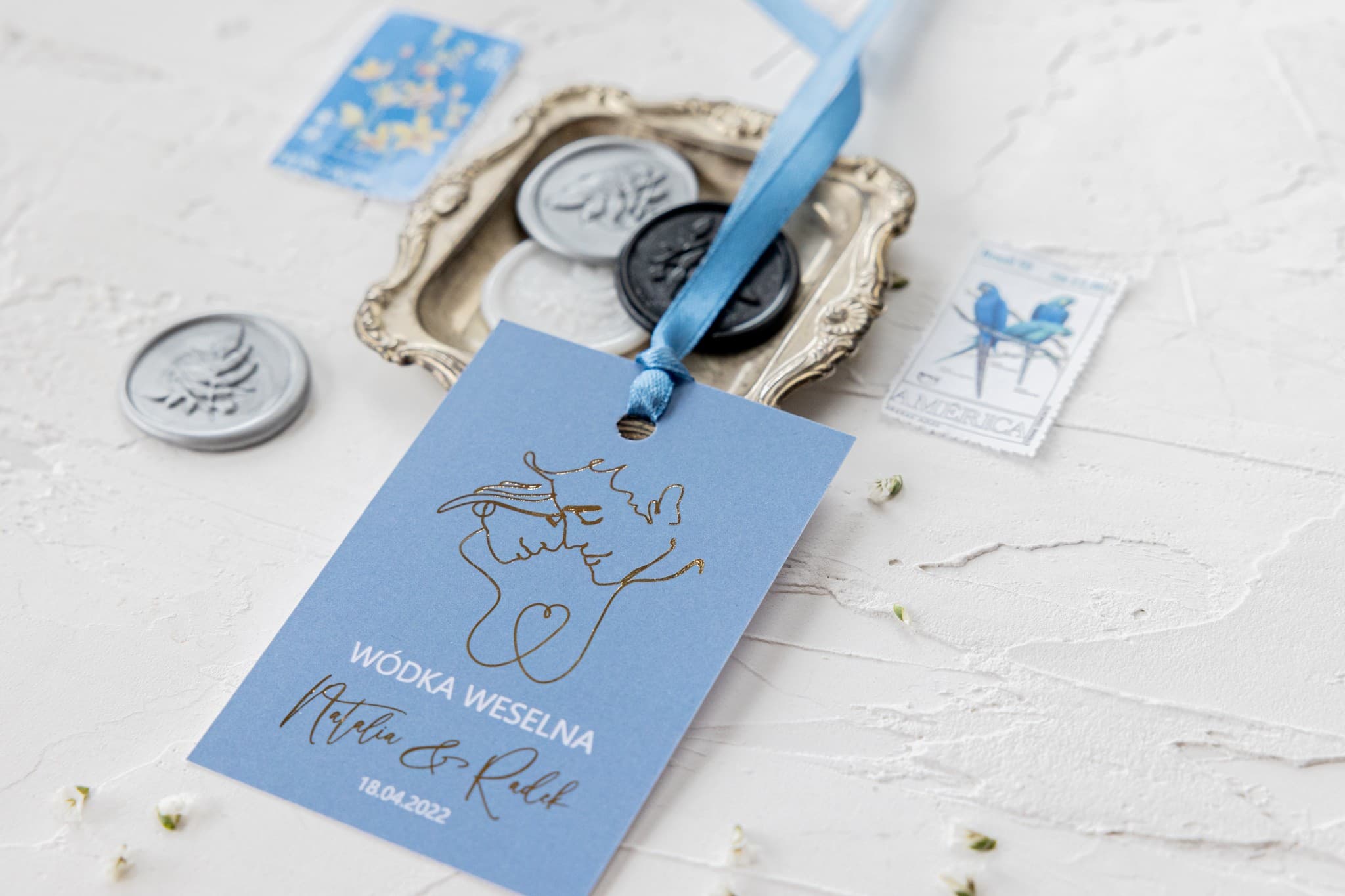 Eleganckie zawieszki na alkohol dusty blue, złocone | Zawieszki na wódkę weselną | Jaspis nr 4