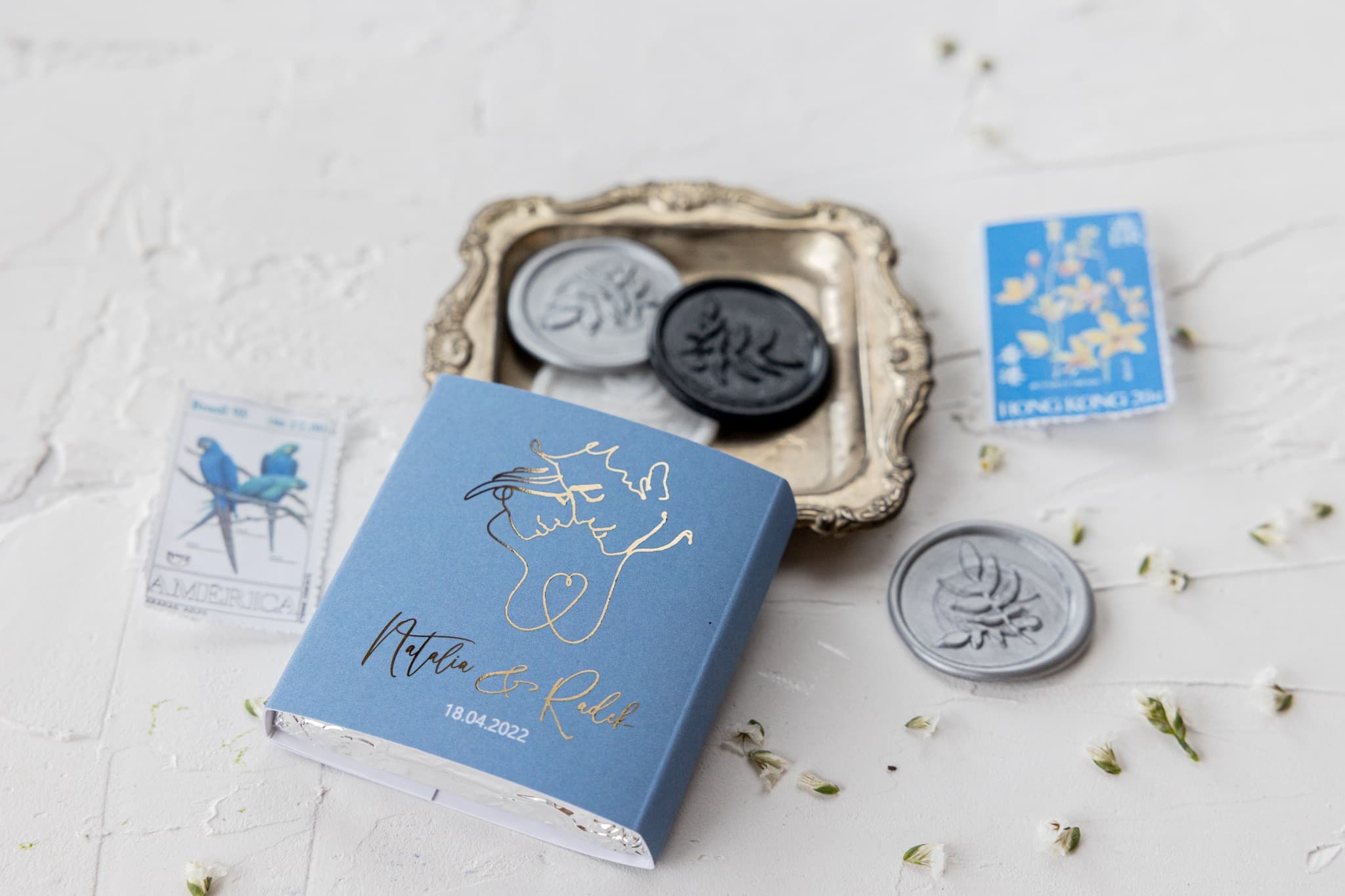 Eleganckie czekoladki dusty blue ze złoceniem | Podziękowania dla gości weselnych | Jaspis nr 4