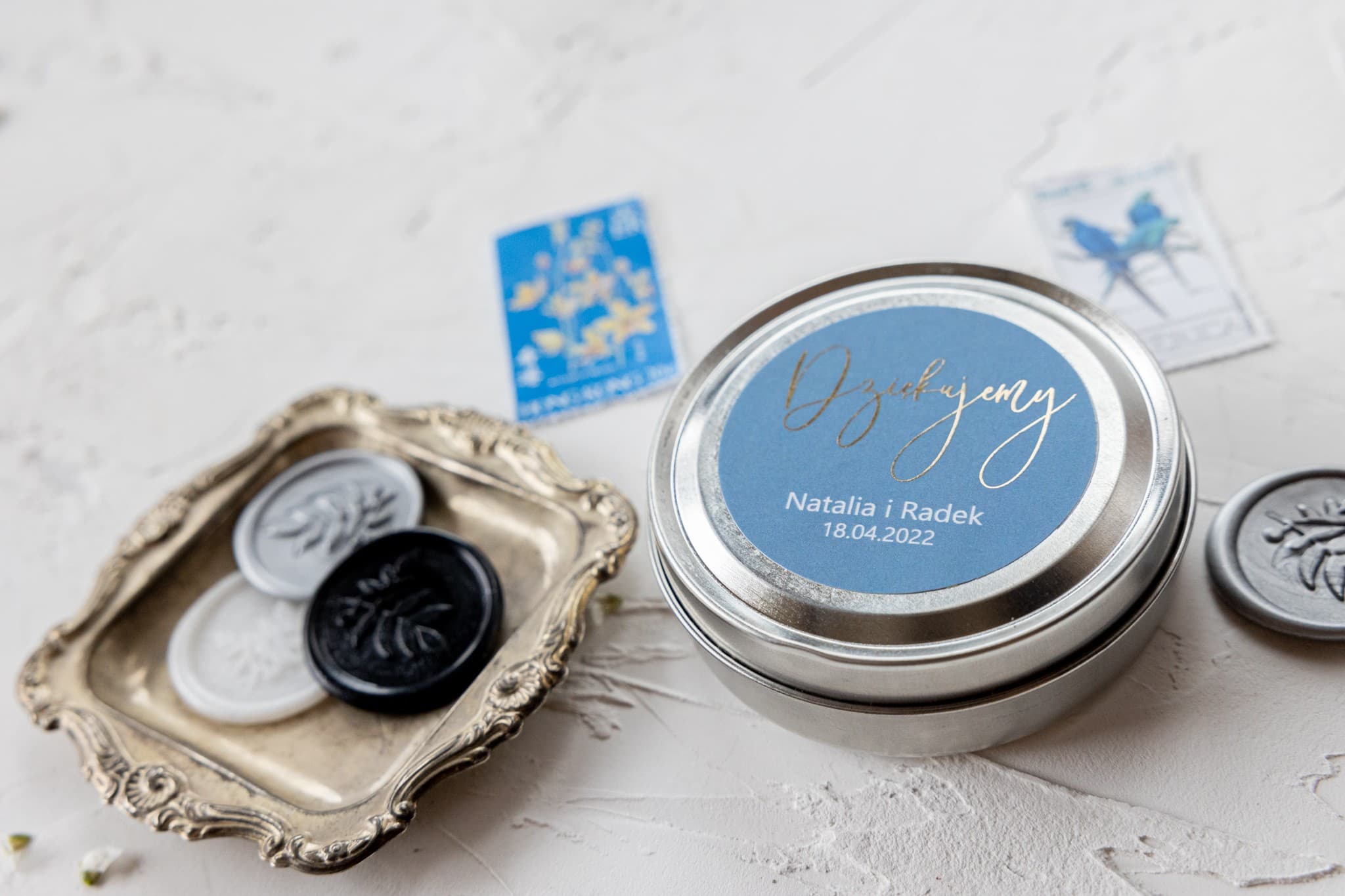 Świeca Zapachowa Jaspis nr 4 – Złocona Dusty Blue i Podziękowanie dla Gości