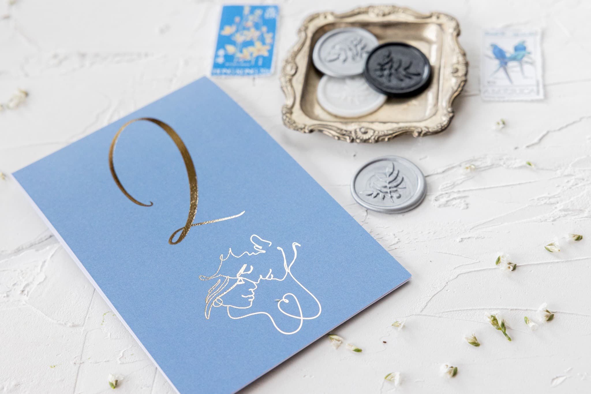 Eleganckie numerki na stół weselny złocone, dusty blue | Numery stołów weselnych stojące | Jaspis nr 4