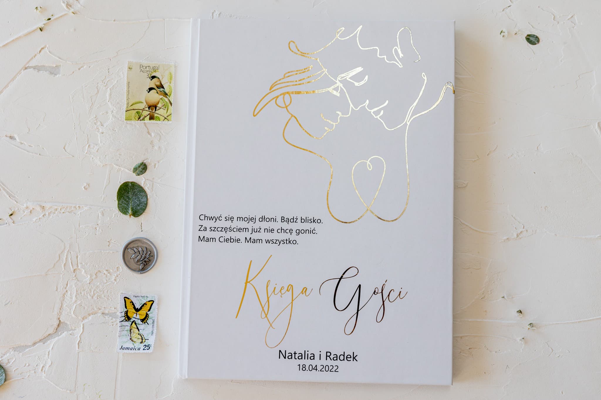 Elegancka Księga Gości Złocona, Biała z Motywem Serca | Personalizowana Weselna Księga Gości | Jaspis Nr 1