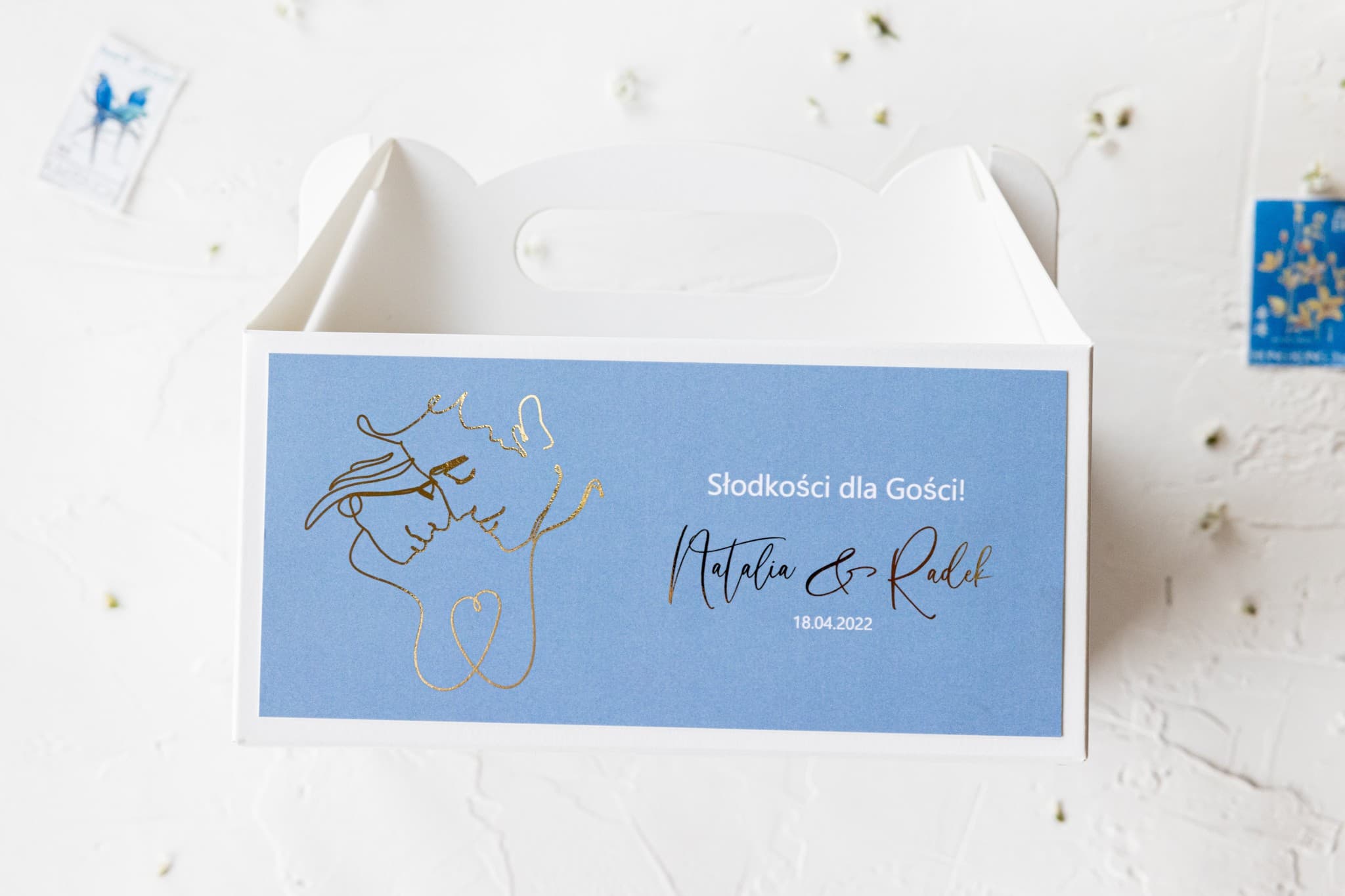 Pudełko na ciasto weselne Dusty Blue złocone, personalizowane | Opakowania na słodkości dla gości | Jaspis nr 4