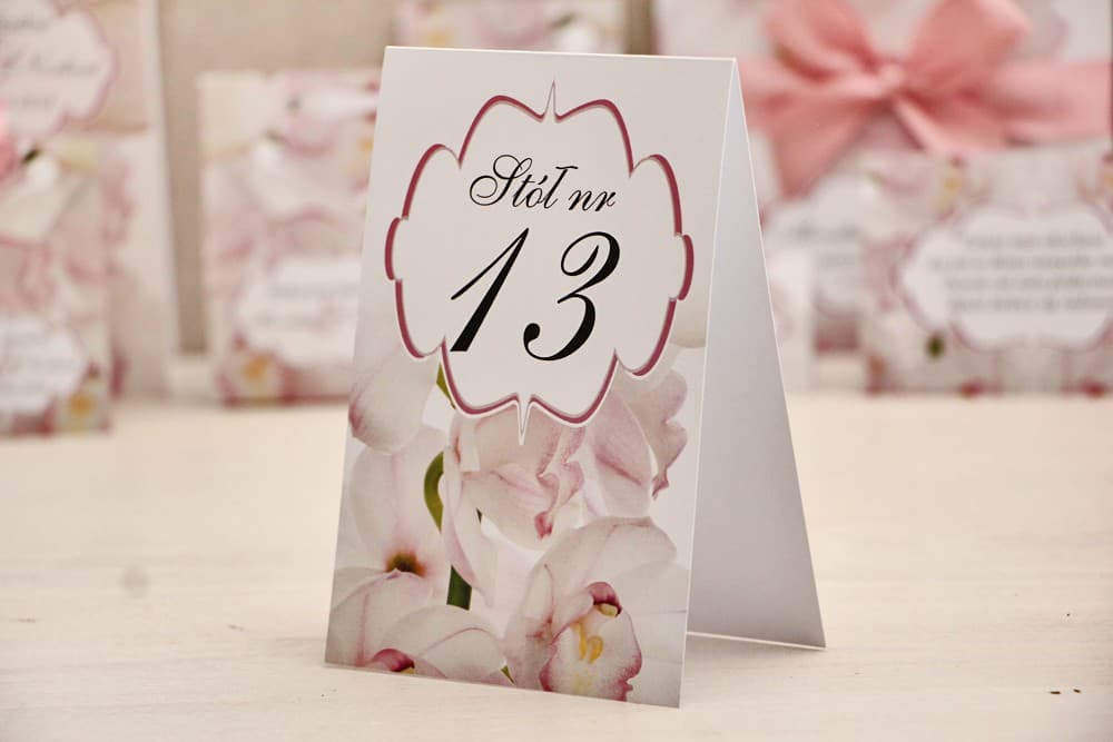 Eleganckie Numery na Stół z Orchideą, Różowe Kwiaty | Numerki i Oznaczenia Stołów Weselnych | Felicja nr 6