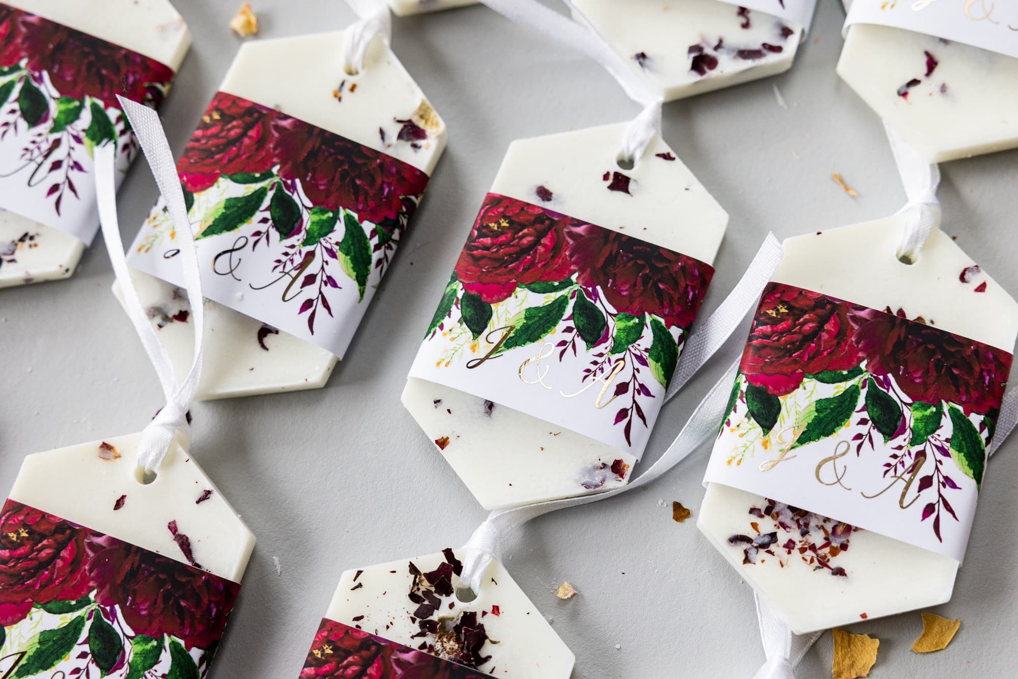 Podziękowania dla gości sojowe zawieszki z bordowymi piwoniami i złoceniem Rubin 3 - 2