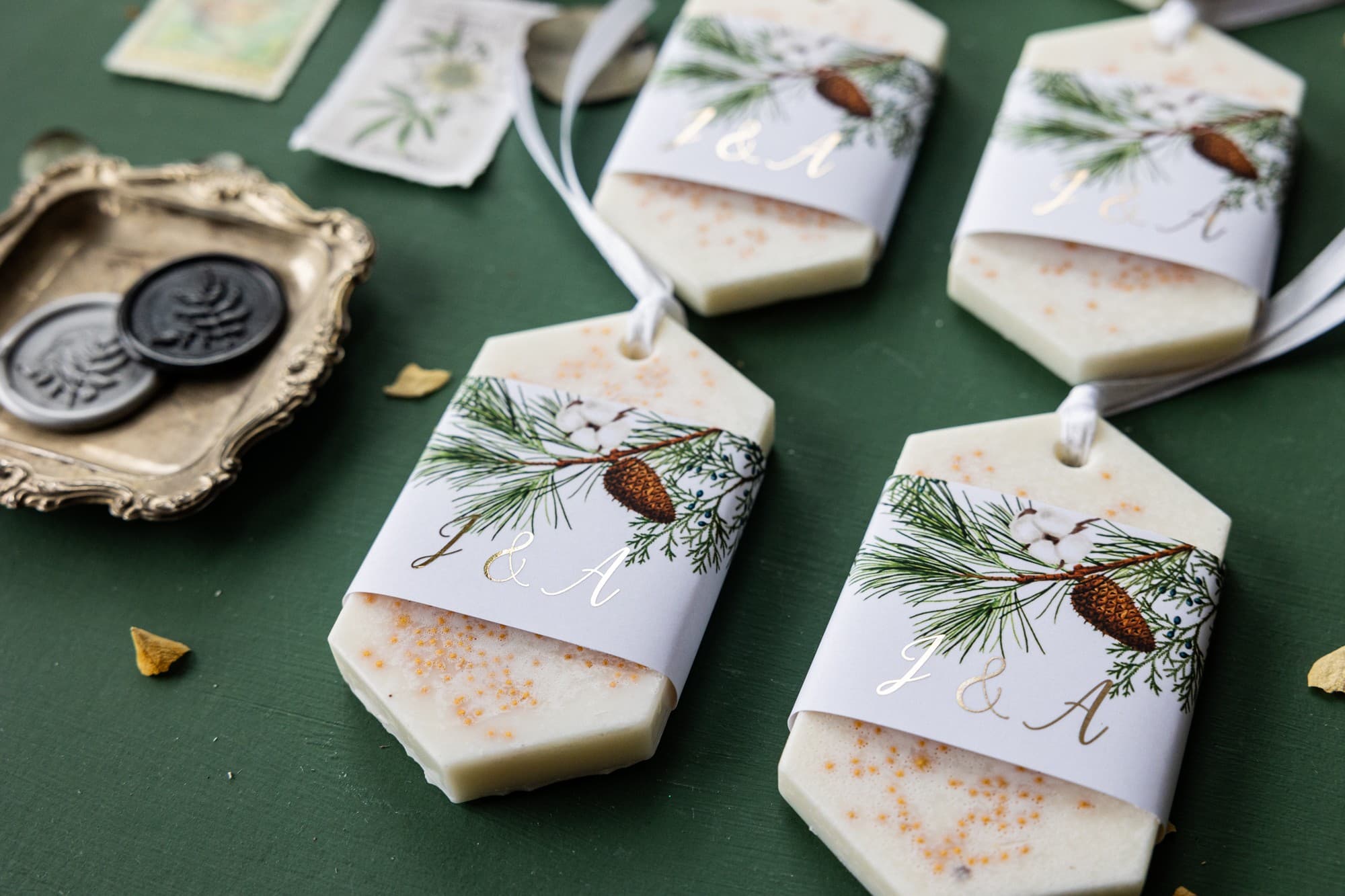 Podziękowania dla gości – zapachowe zawieszki sojowe ze złoconymi inicjałami Rubin 6 - 2