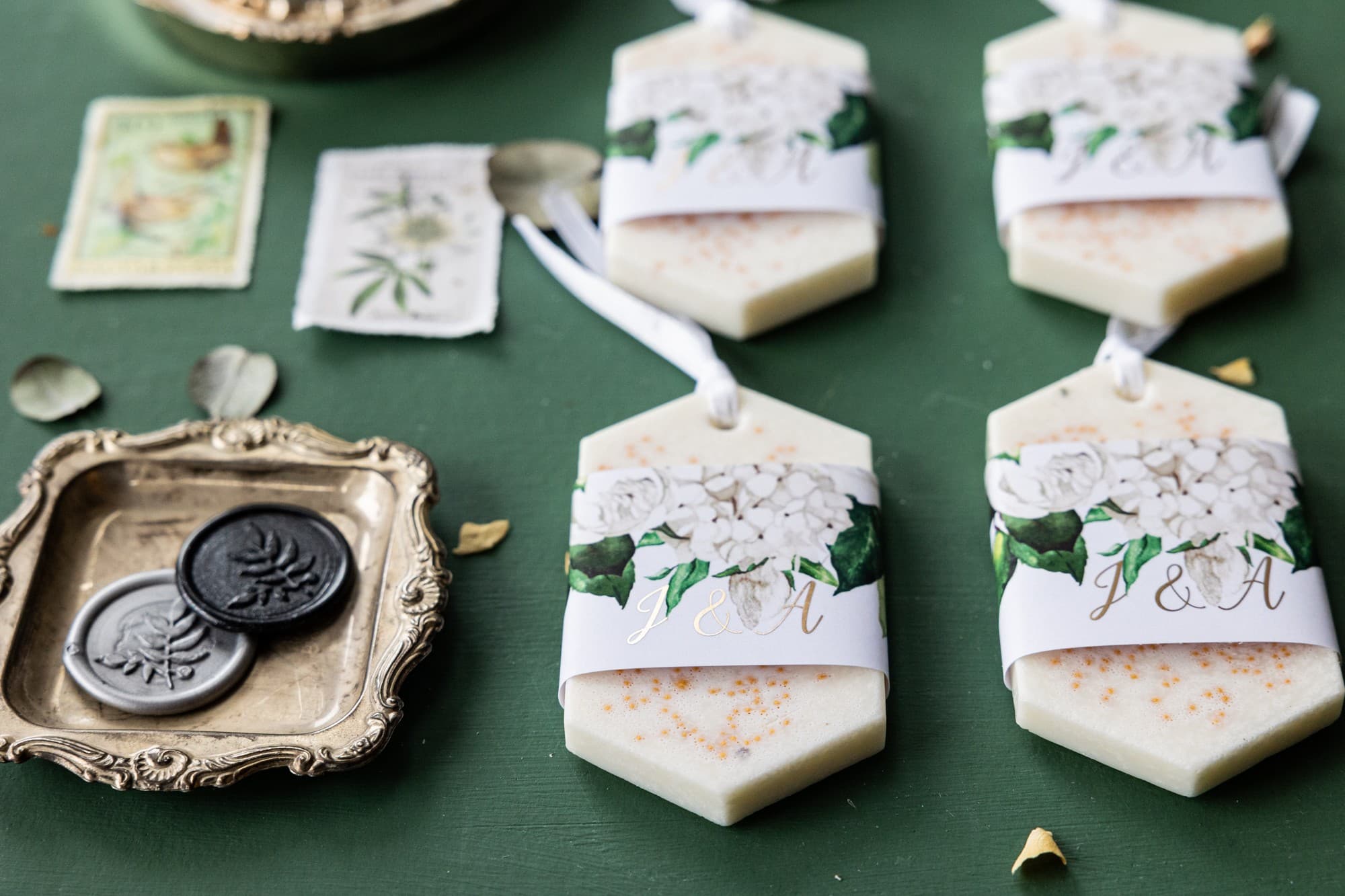 Podziękowania dla gości – sojowe zawieszki zapachowe z piwoniami i złoceniem Rubin 11