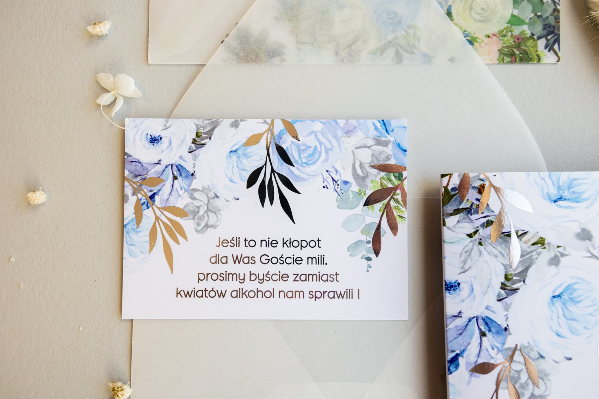 Bilecik do zaproszeń ślubnych z niebieskimi kwiatami i złoceniem - Rubin nr 12