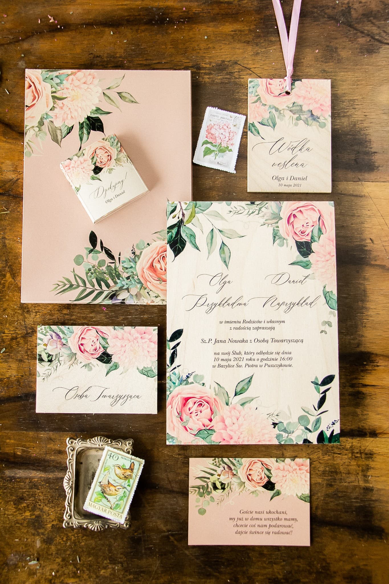 Zaproszenia ślubne na drewnie z motywem piwonii w stylu rustykalnym Topaz nr 4