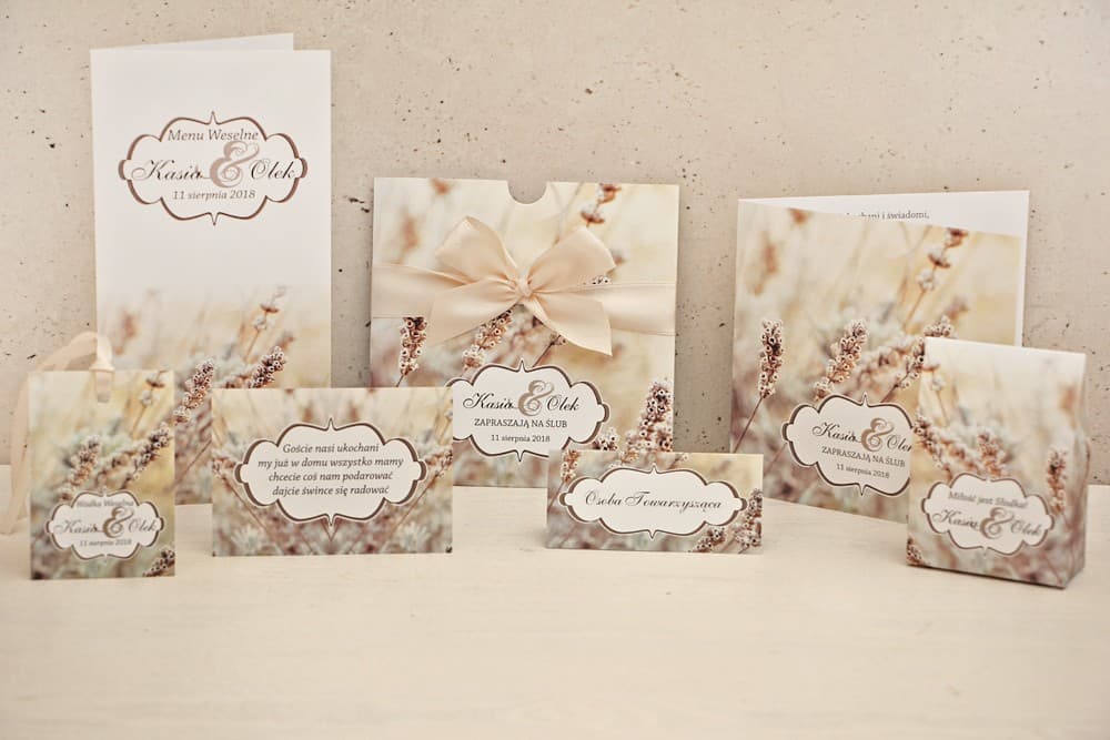 Beżowe eleganckie zaproszenia ślubne w etui z trawą polną, styl boho, z tasiemką – Felicja nr 10 - 3