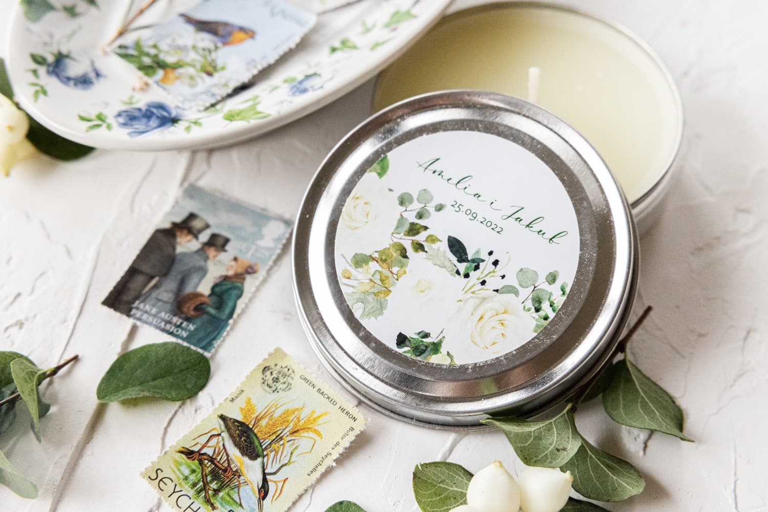 Świeczka podziękowanie dla gości z białą różą i eukaliptusem | Eleganckie upominki weselne | Korani nr 12 - 3