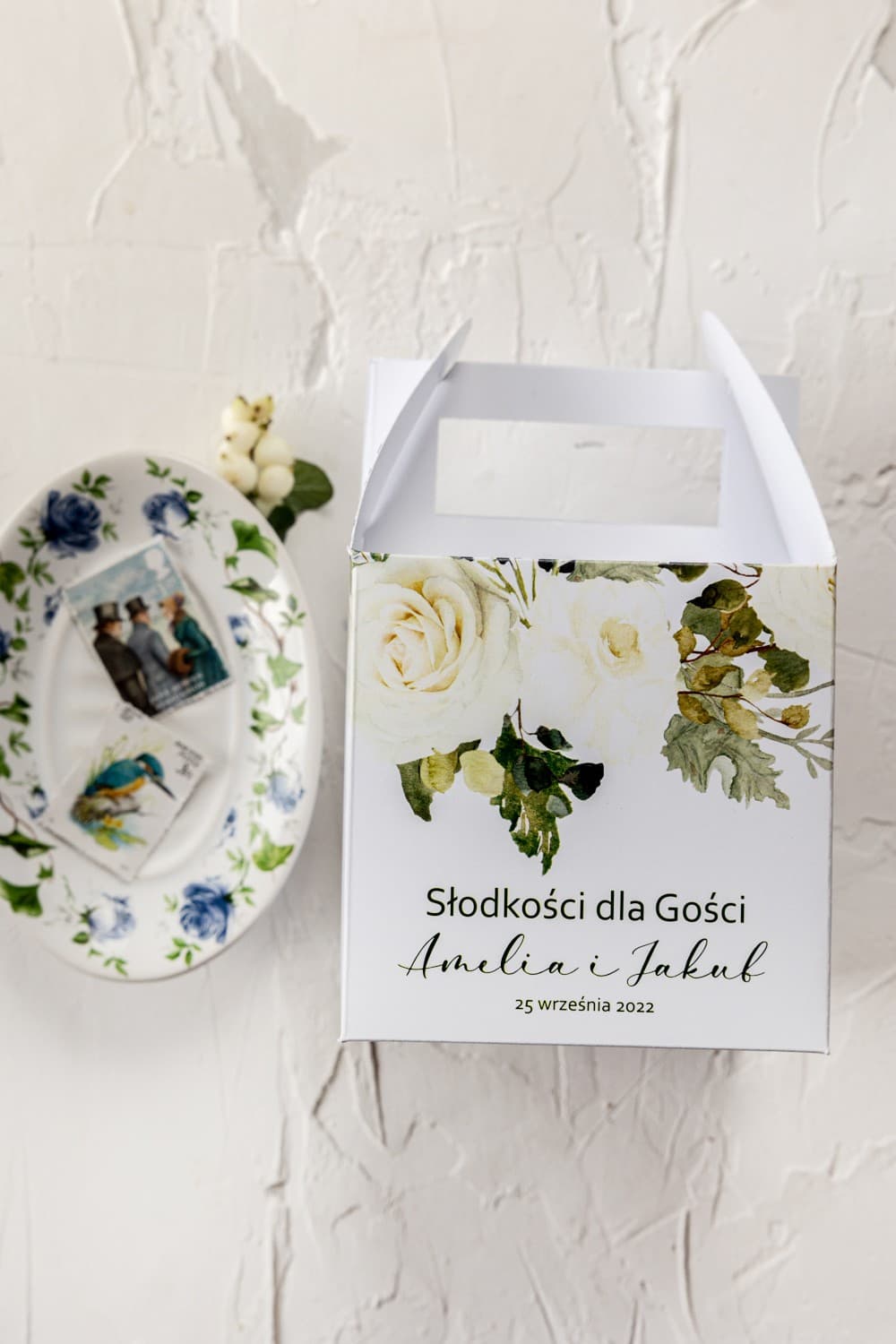 Eleganckie pudełka na ciasto weselne z białymi różami i eukaliptusem | Opakowania dla gości | Korani nr 12