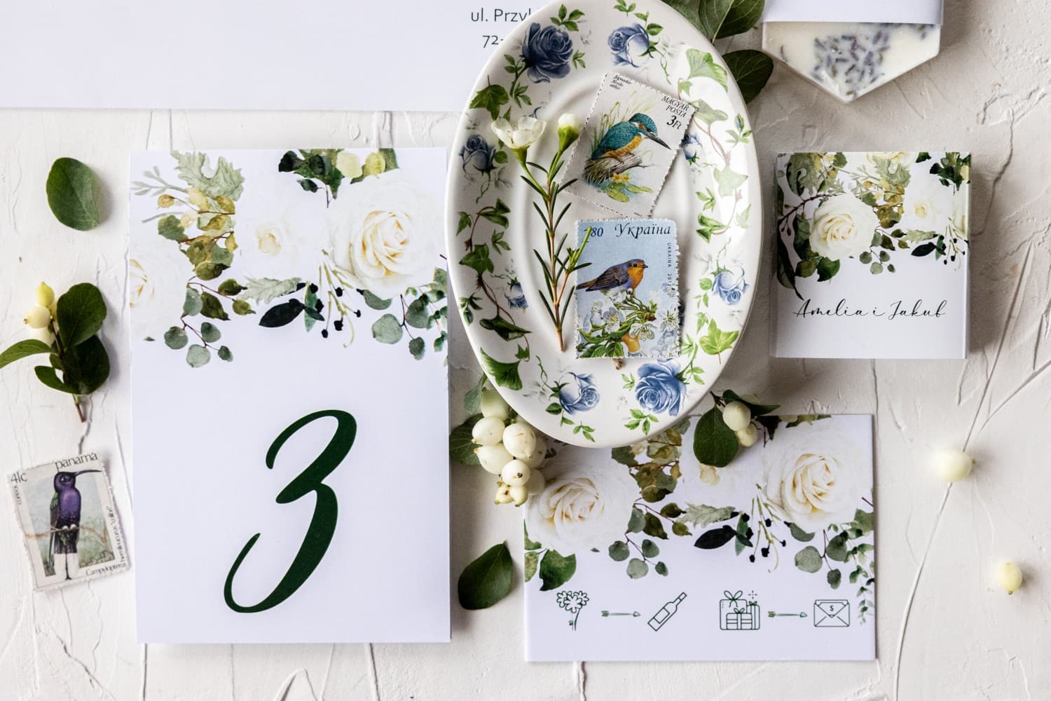 Eleganckie numerki na stół z białą różą i eukaliptusem | Numeracja stołów weselnych stojąca | Korani nr 12 - 2