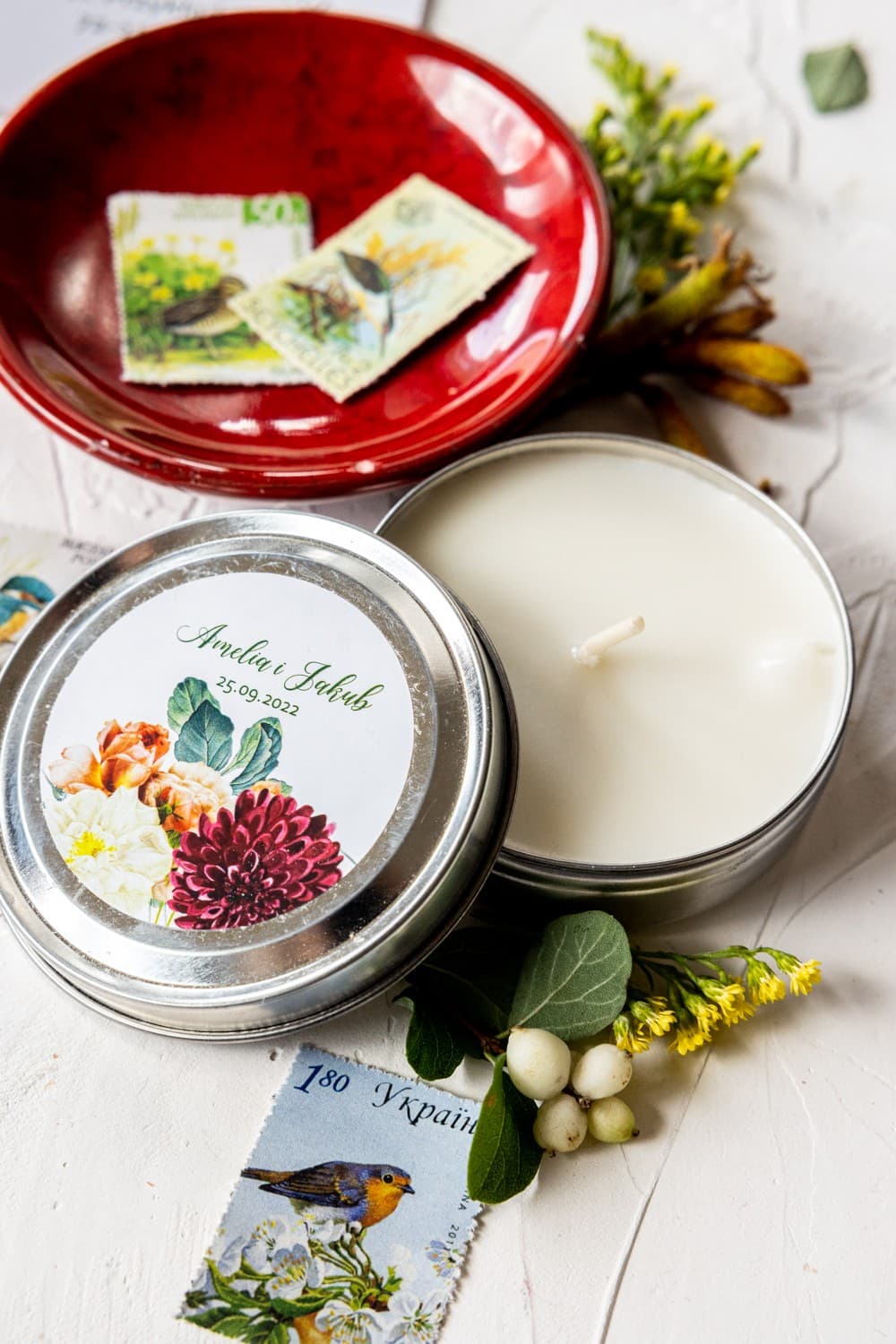 Zapachowe Świeczki w Puszce Podziękowania dla Gości | Eleganckie Upominki z Burgundową Dalią | Korani nr 13